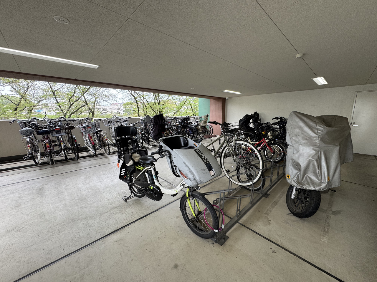 【駐輪場】雨風汚れが気になりにくい、屋根付き駐輪場です。空き状況など詳細については、お気軽にお問い合わせください。