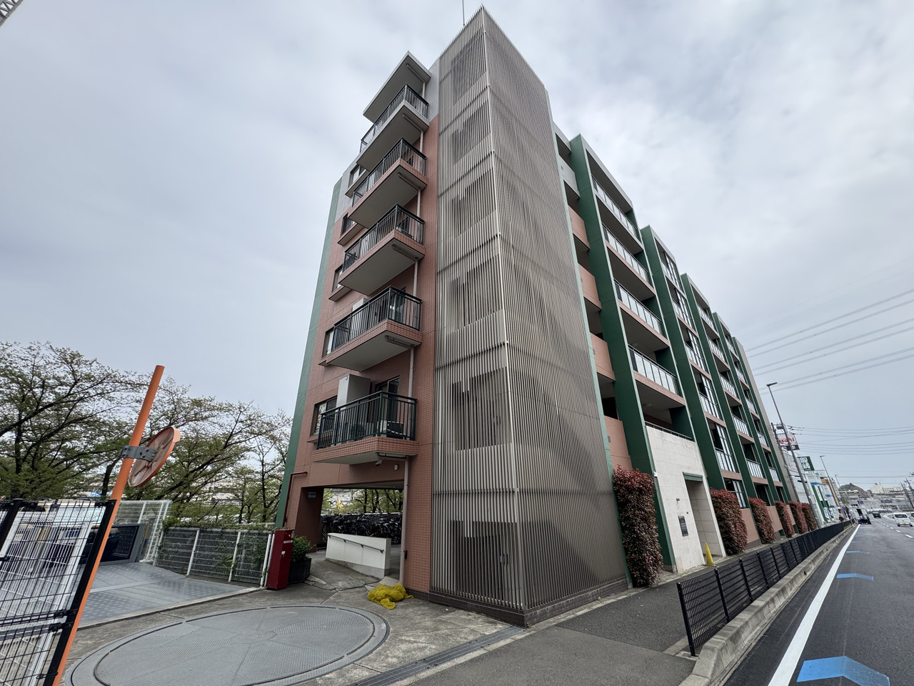 【現地外観写真】小田急多摩線「五月台」駅まで徒歩7分の立地。毎日の通勤・通学はもちろん休日のお出掛けにも便利。