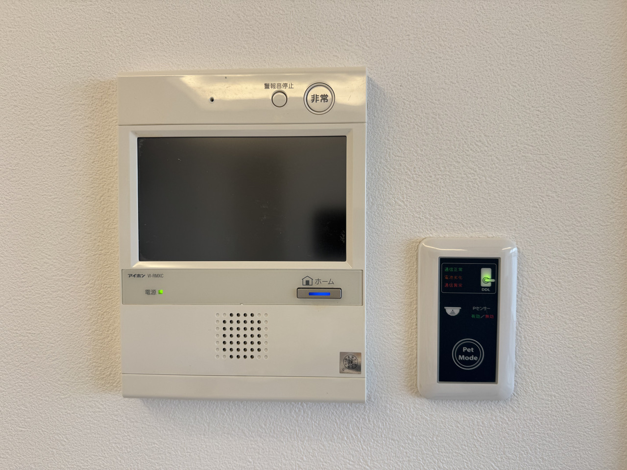 【モニター付きインターホン】来客時に、相手の顔を確認することができるので、防犯対策に繋がります。お子さまのお留守番の際などにも役立ちそうな設備です。