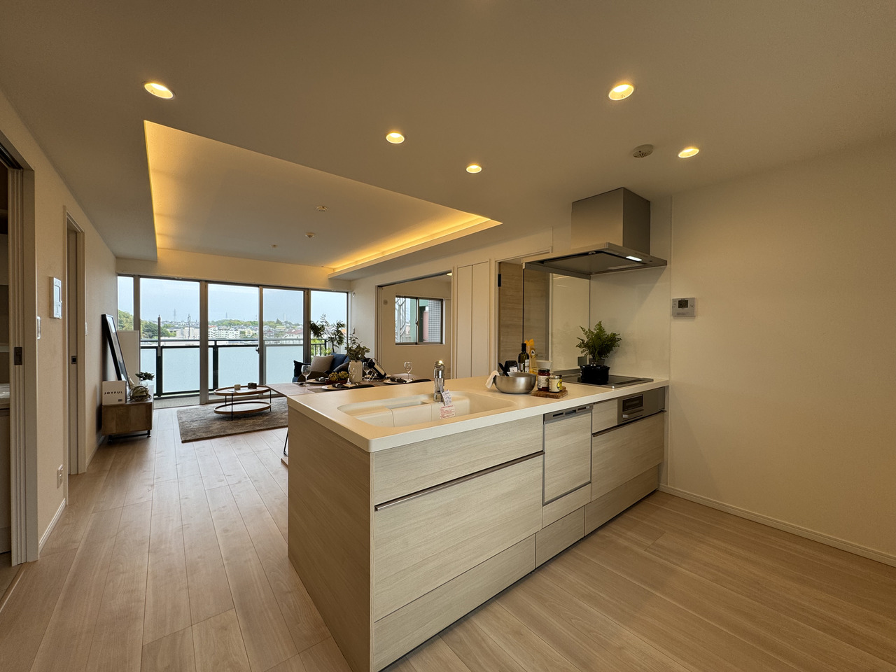 【キッチン】対面式キッチンが採用されています。IHコンロ付き。リビングにいるご家族の様子を見守りながら調理をすることが可能です。