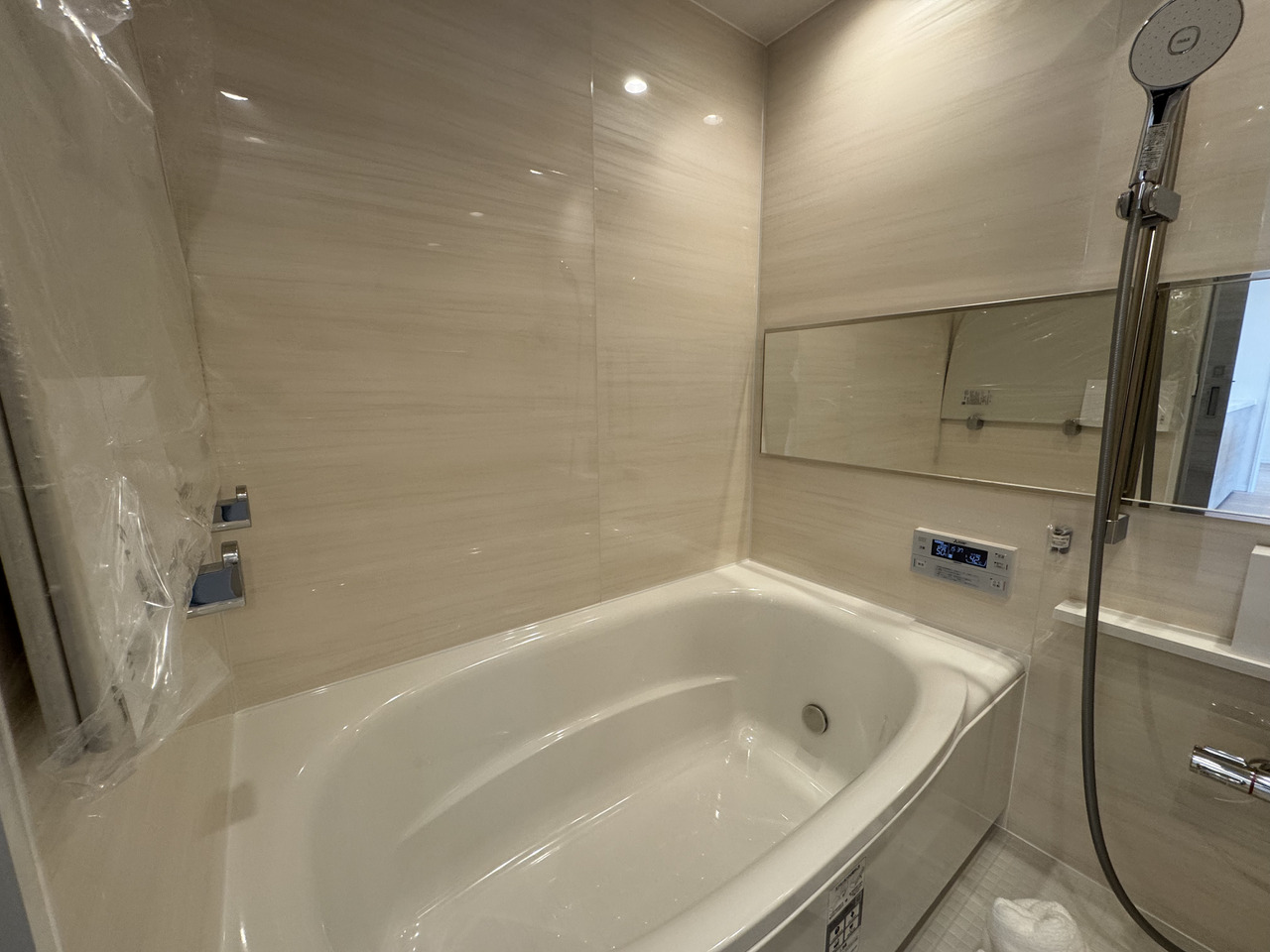 【浴室】美しい木目調のアクセントパネルが採用された浴室。浴室乾燥機が設けられていますので、長雨の季節も洗濯物がしっかり乾きます。