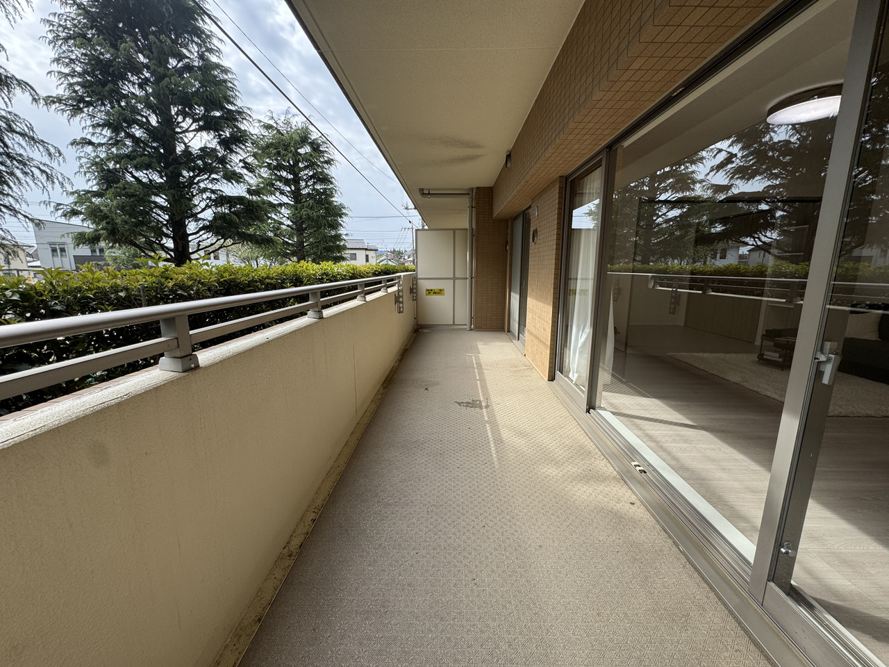 【バルコニー】南西向きで陽当り良好。洗濯物や寝具が気持ちよく乾きそうです。16.20㎡のゆとりある広さが確保されており、ご家族皆様の洗濯物をまとめて干すことができます。