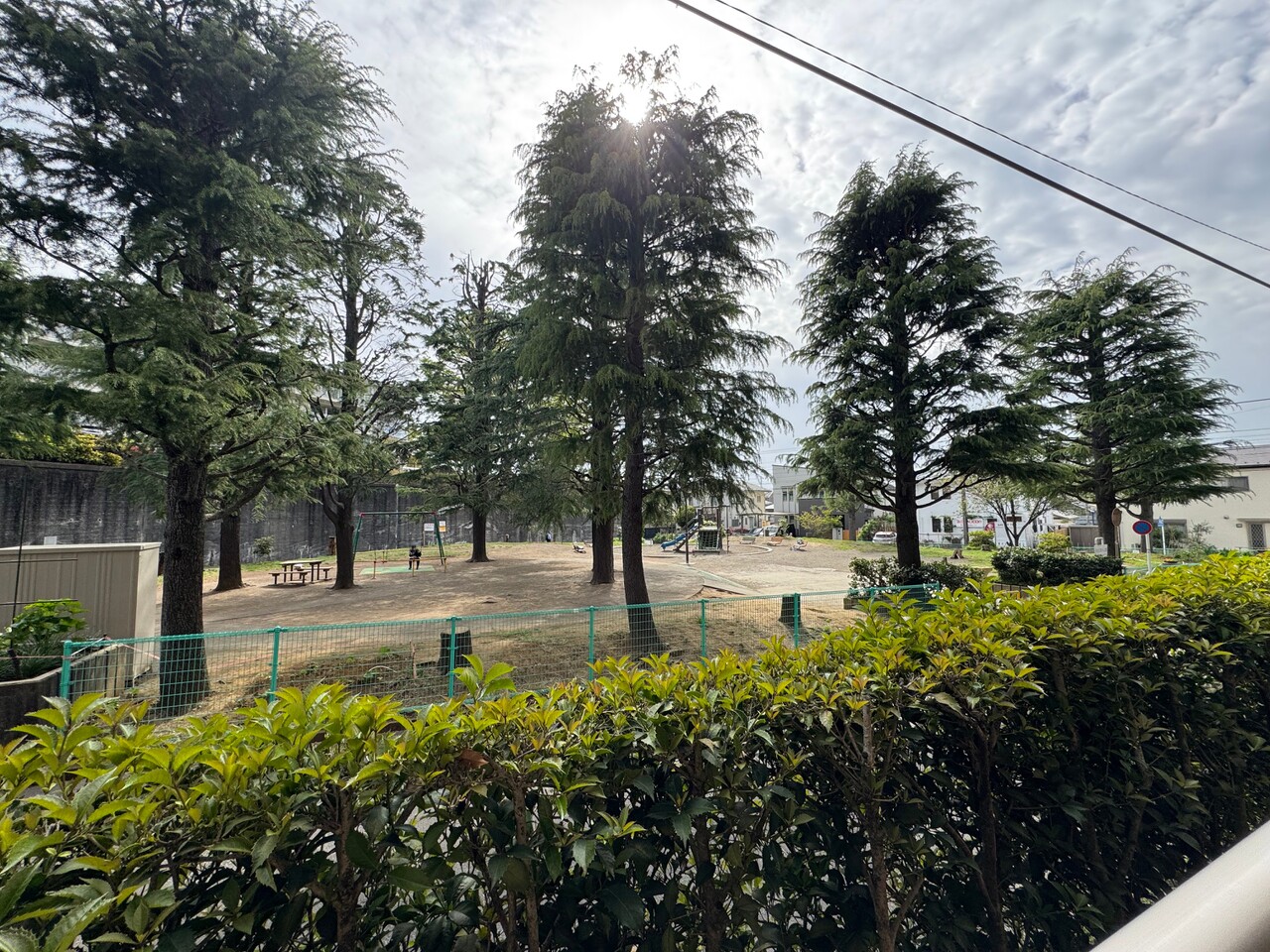 【眺望】南西側は公園に面しているため、採光や通風が叶いやすいです。周辺には木々が植栽されており、緑を感じながらリフレッシュすることができます。※眺望は将来に渡って保証するものではありません。