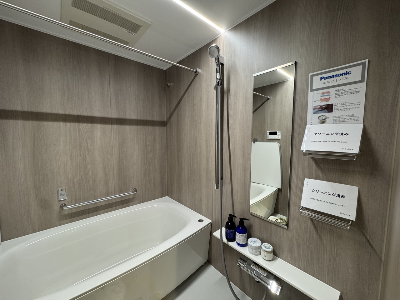 【浴室】木目調のアクセントパネルが採用された、清潔感のある浴室です。浴室乾燥機が搭載されているため、お好きなタイミングで洗濯物を乾かすことができます。追い焚き機能付き。