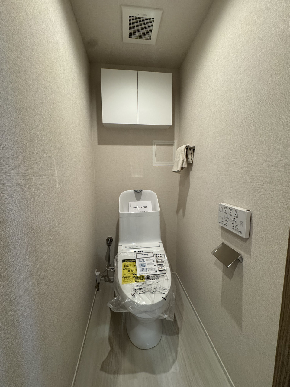 【トイレ】温水洗浄便座付きで、1年を通して快適に利用可能です。手洗い器一体型につき、使用後すぐに手を洗えて衛生的。上部に吊戸棚があり、予備のトイレットペーパーなどを収納できます。