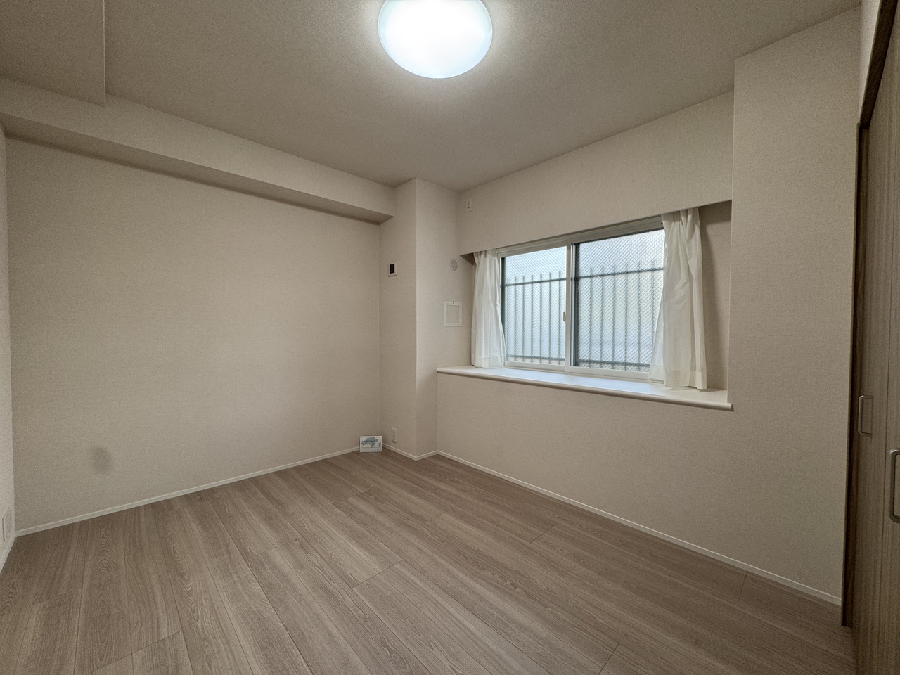 【洋室/約6.6帖】様々なテイストのインテリアと調和する、シンプルな内装デザイン。お好きなインテリアで、自由にお部屋づくりを楽しめます。窓辺に、植物や小物を置くことができるスペースあり。