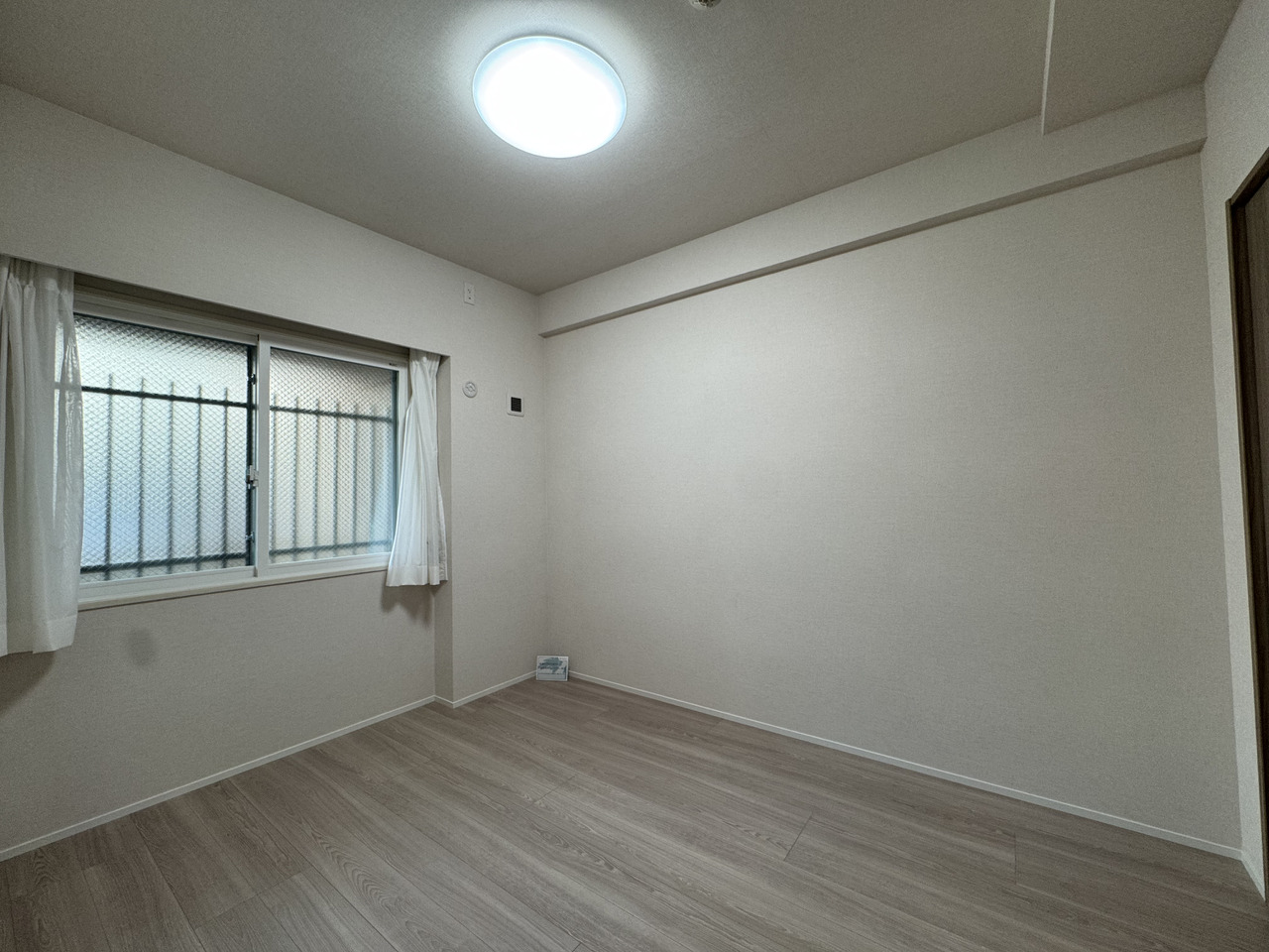 【洋室/約5.6帖】廊下から出入りできる独立したお部屋のため、プライベートな時間をゆったりと過ごせます。腰高窓が採用されており、机やベッドなどの家具を配置しやすいです。