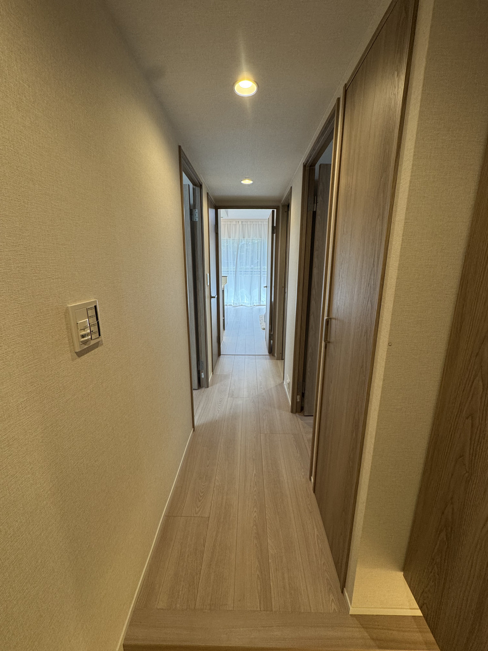 【廊下】各居室には扉があるため、荷物の受け取り時などに室内が見えにくく、プライバシーが守られやすいです。扉付きの収納が設けられており、季節外の履物や日用品のストックなどを仕舞えます。