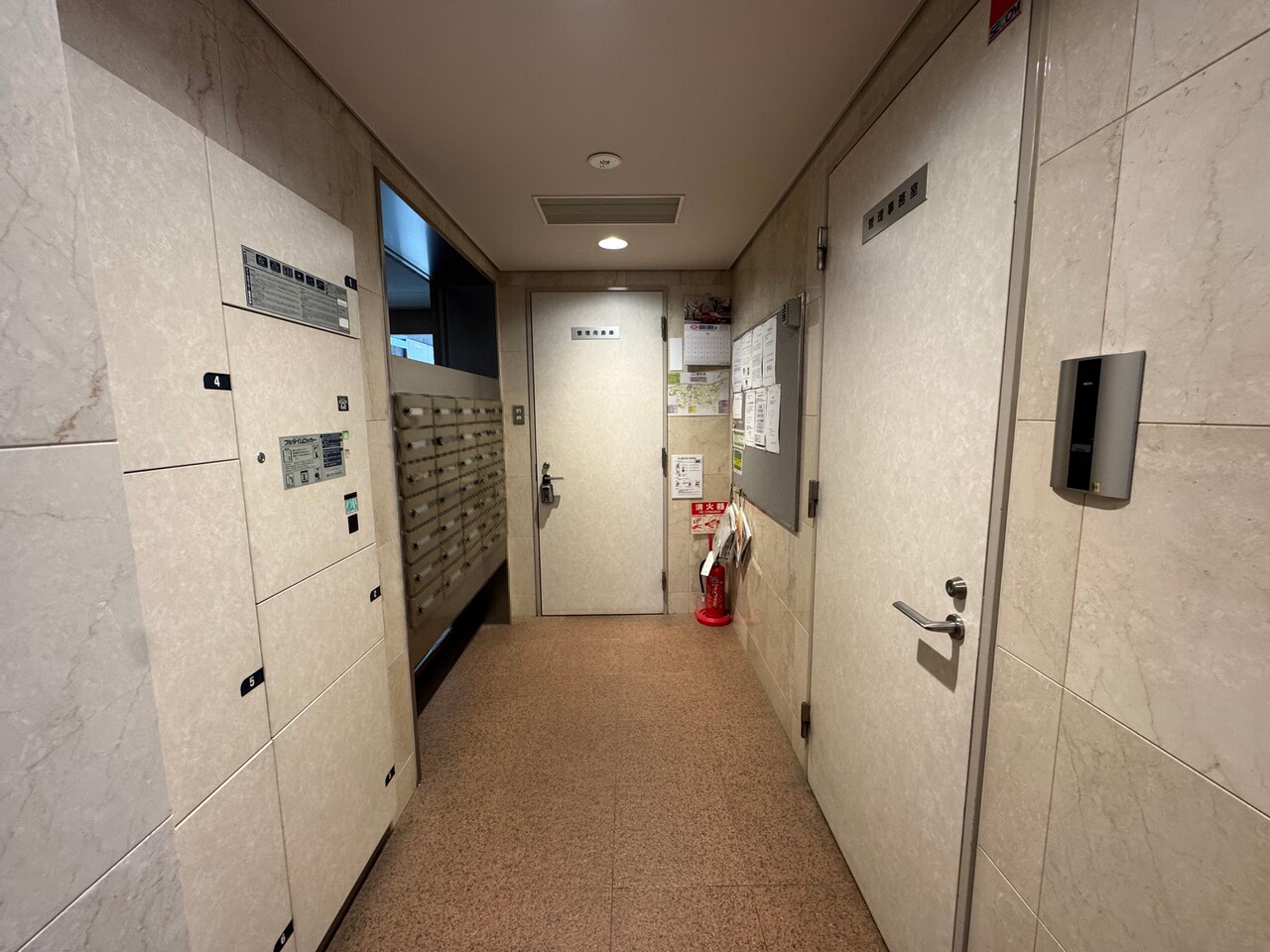 【宅配ボックス】宅配ボックスを利用可能で、不在時にも荷物の受け取りができます。集合ポスト横に設置されているため、郵便物と一緒に荷物を回収できます。