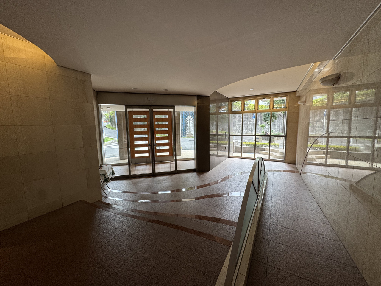 【エントランス】重厚感のある内装デザインが採用されています。スロープ・エレベーター付きのため、車いすやベビーカーなどでの移動もスムーズです。