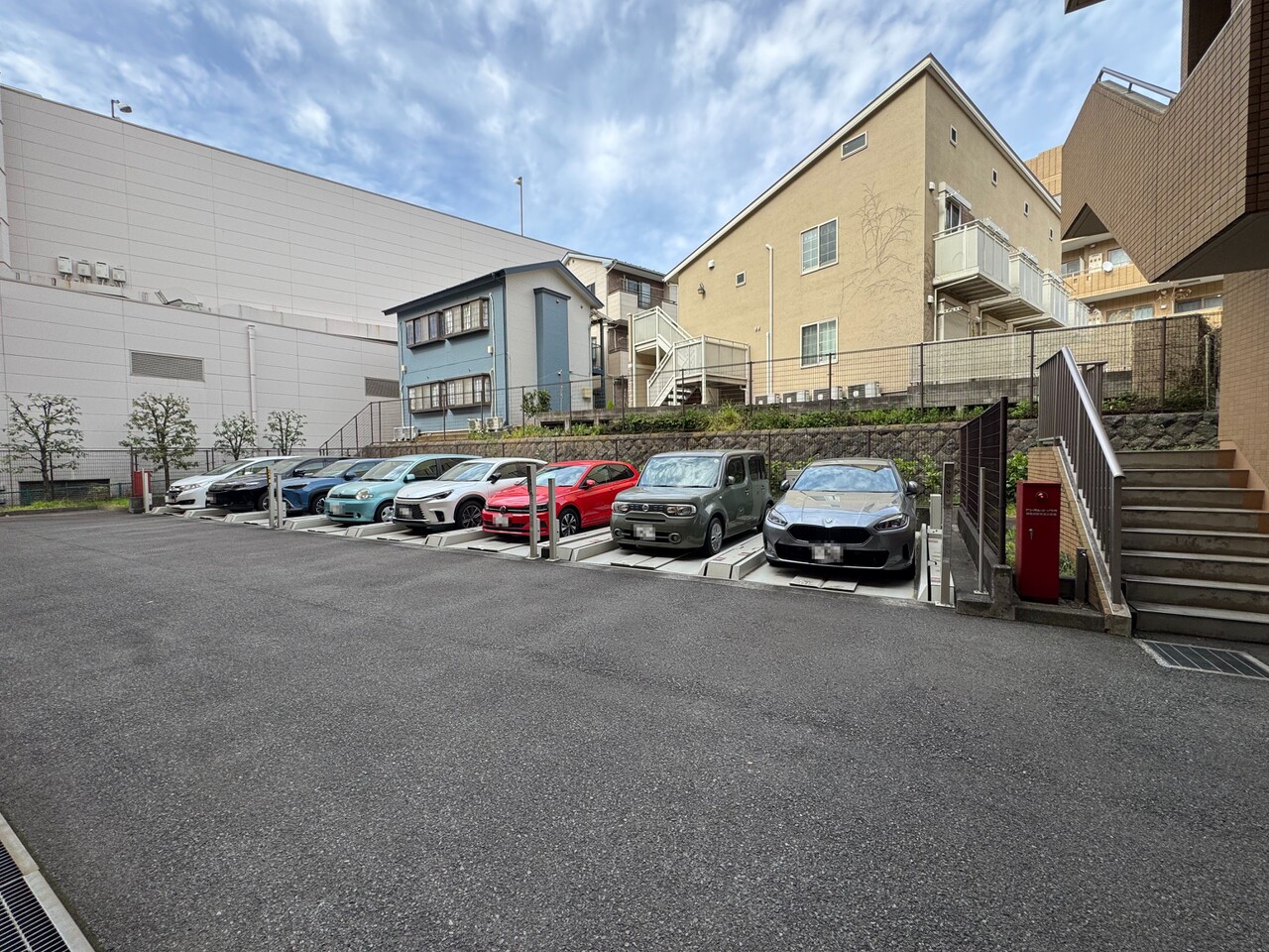 【駐車場】敷地内に駐車場が設けられています。居住者以外が立ち入りにくい場所にあり、お車が守られやすいです。空き状況や料金など、詳細はお気軽にお問い合わせください。