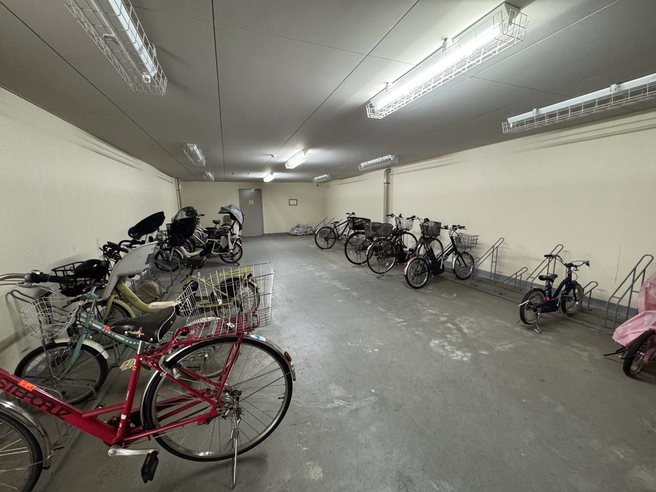 【駐輪場】敷地内に駐輪場あり。屋根付きのため、自転車が雨風にさらされにくいです。サイクルラックが設置されており、自転車の出し入れをスムーズに行えます。