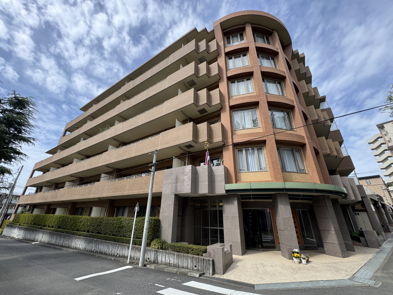 【外観】鉄筋コンクリート造6階建マンションの1階部分。階下に住戸がないため、下への生活音を気にせず暮らせます。ペットの飼育相談が可能なマンションです(要申請・使用規則あり)。