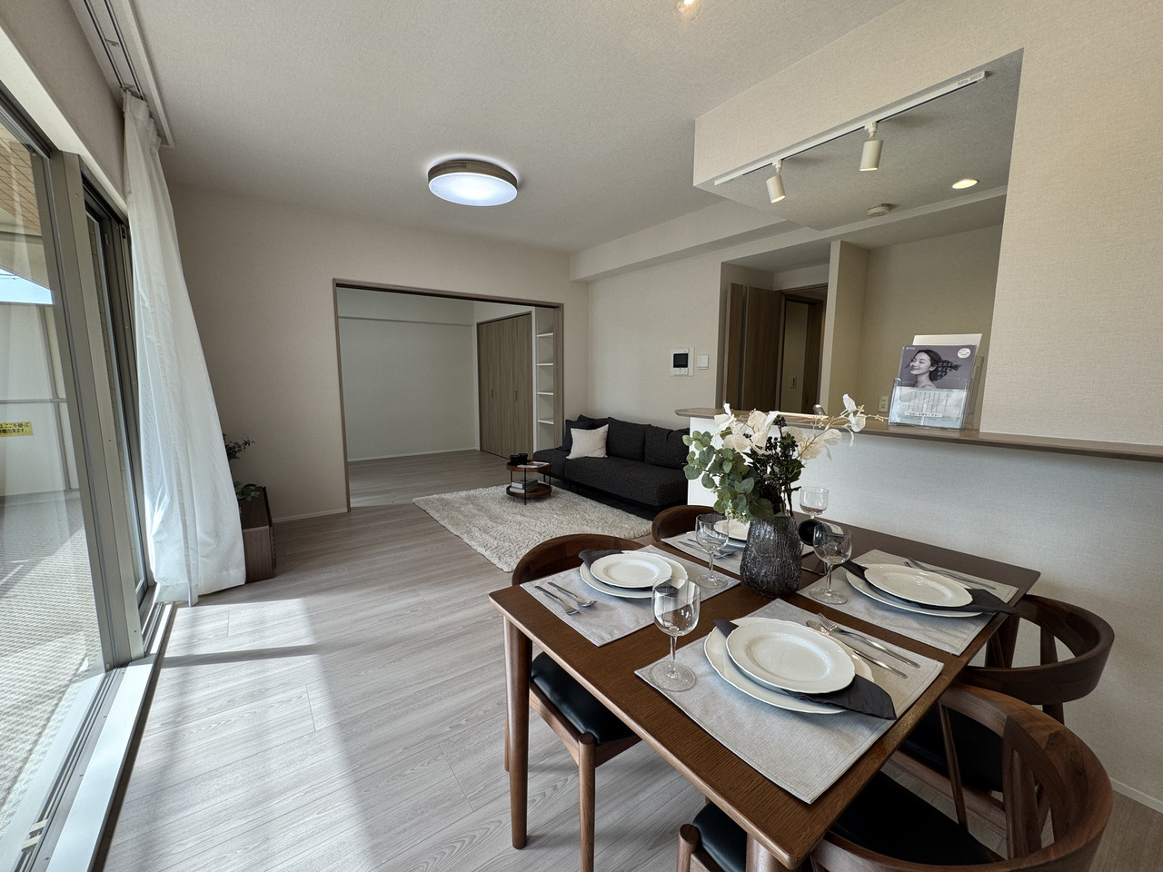 【LDK/約14.5帖】南西側から、暖かな陽光が差し込む空間。LD部分に床暖房が設置されているため、冬の寒い日にも快適に過ごせます。