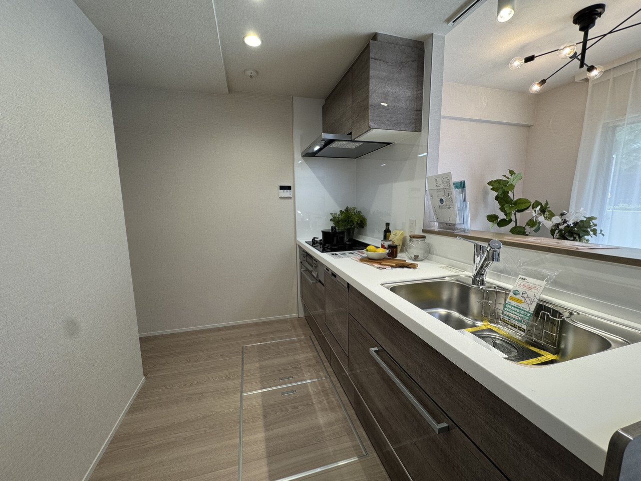 【キッチン】ご家族との会話も弾む、対面式です。ビルトイン食器洗乾燥機・浄水器・グリル付き3口ガスコンロが搭載された、機能的な設備仕様。コンロ前には、油はねなどを防ぐ壁があります。床下収納付き。