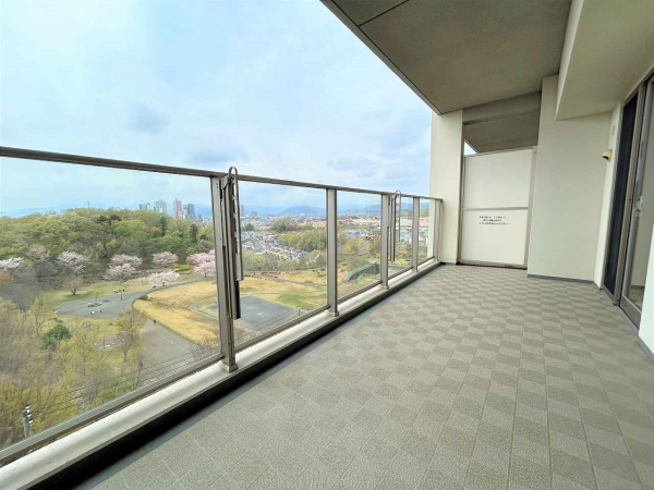 ガラスフェンスのため、あかりを取り込むバルコニー