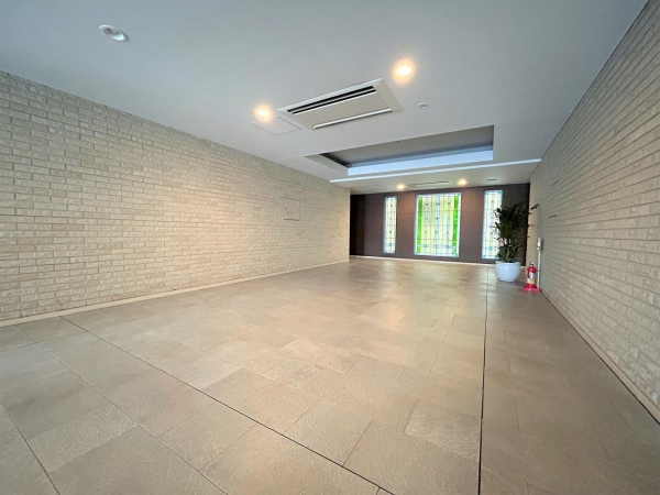 ステンドグラス調のガラスが素敵なエントランスホール