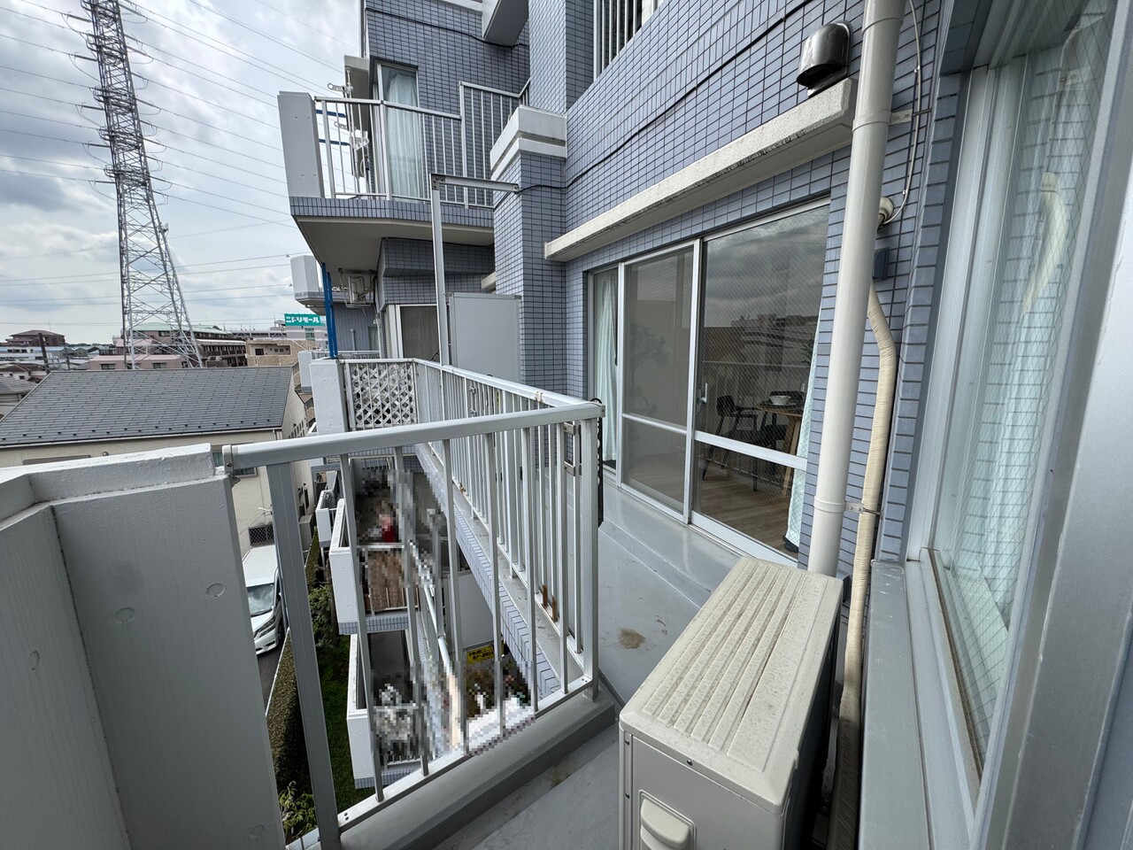 【バルコニー】地上5階建マンションの4階部分に位置しています。物干し金物が設置されており、洗濯物や寝具を干すことが可能です。