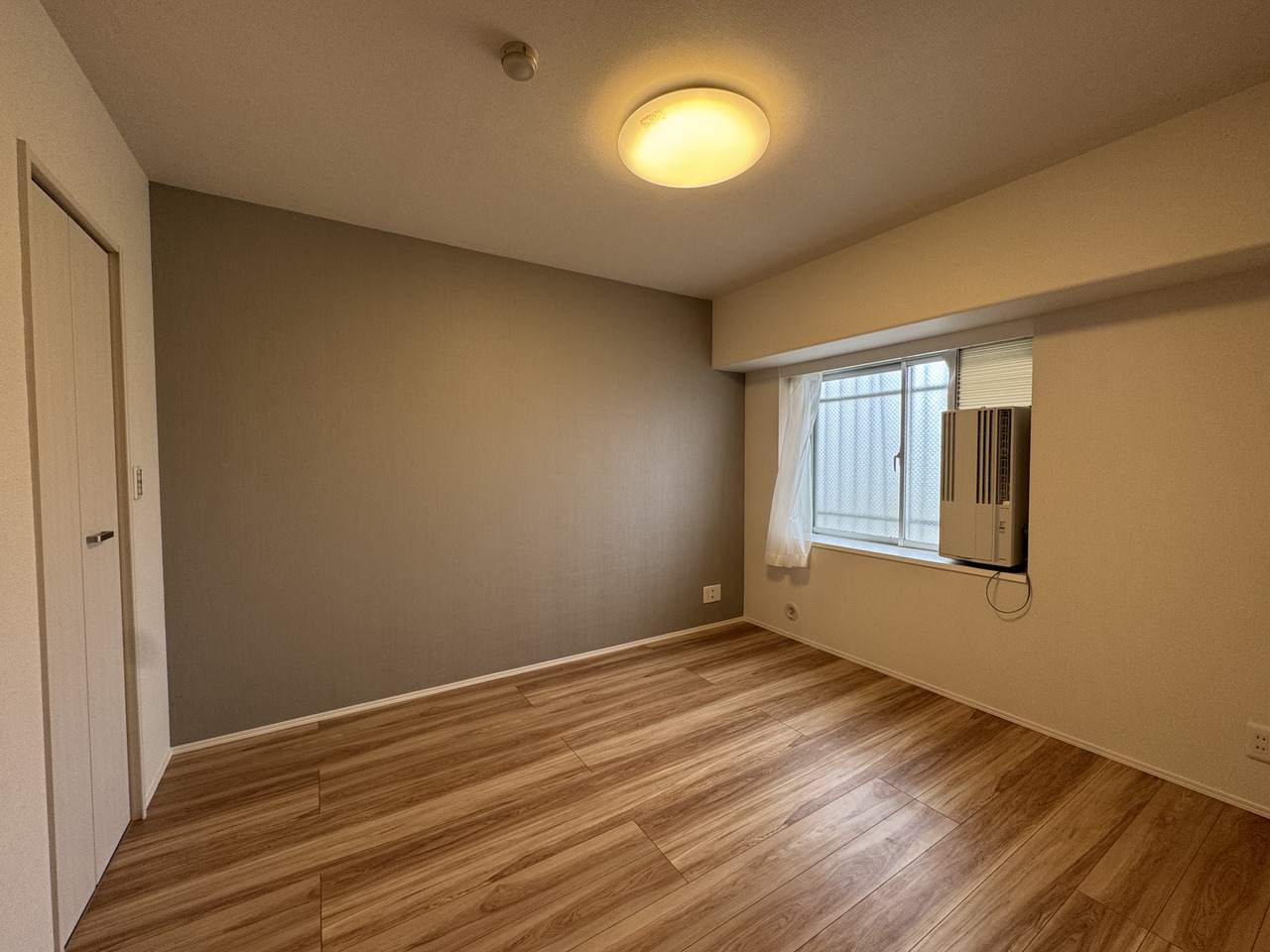 【洋室/約6.2帖】落ち着いた色味のアクセントクロスが採用されています。玄関廊下から出入り可能なため、プライベートな時間を確保しやすいです。