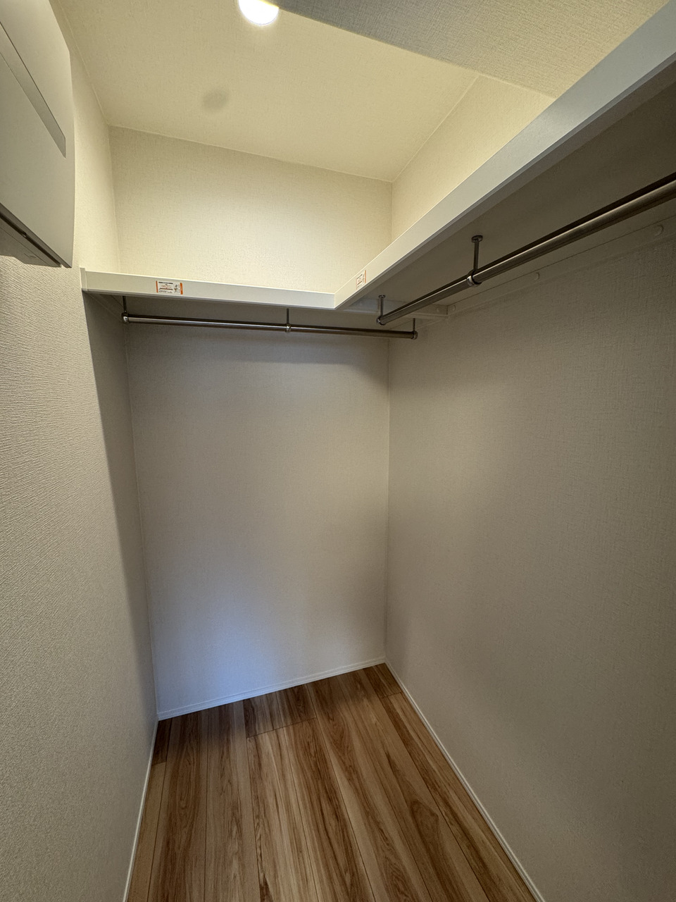 【WIC/洋室(約6.2帖)】ハンガーパイプ付きのため、コートなど丈の長い衣類を掛けて収納できます。キャリーケースや季節家電の保管場所としても活用可能です。