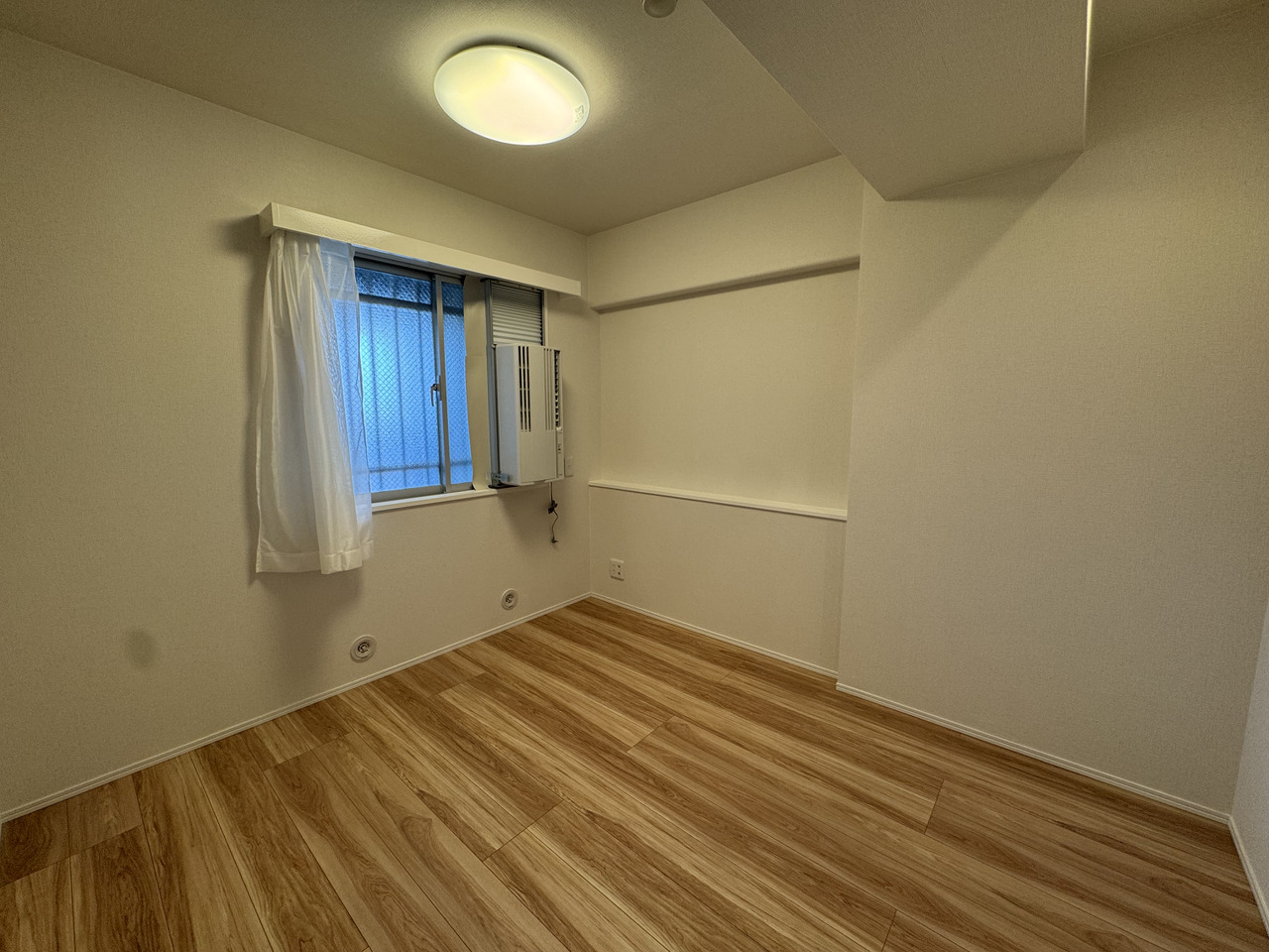 【洋室/約5.0帖】小物などを並べてディスプレイを楽しめるカウンター付き。お好きなテイストのインテリアと調和するシンプルな内装で、自由なお部屋づくりが叶います。