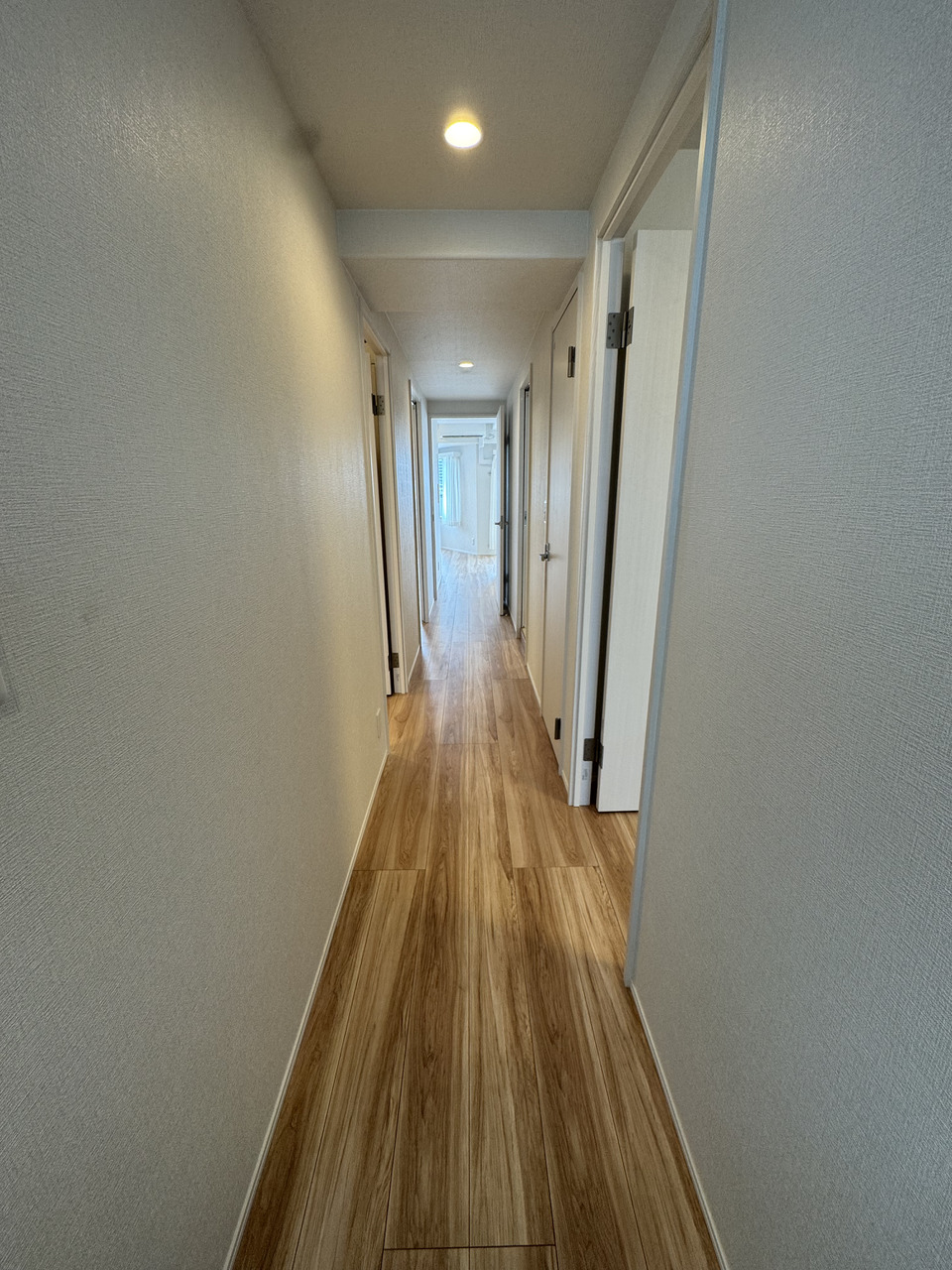 【廊下】各居室の入口には扉があり、玄関から室内が丸見えになりにくい設計。荷物の受け取り時などにも、プライバシーが守られやすいです。