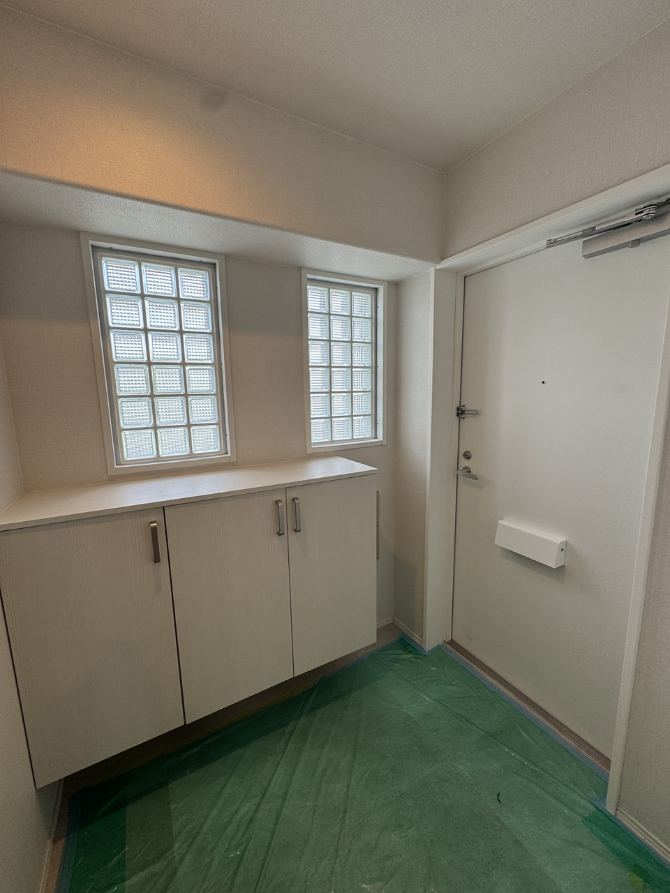 【玄関】内装は明るい色調でまとめられており、ガラスタイルから自然光が差し込みます。フロートタイプのシューズボックス付きです。