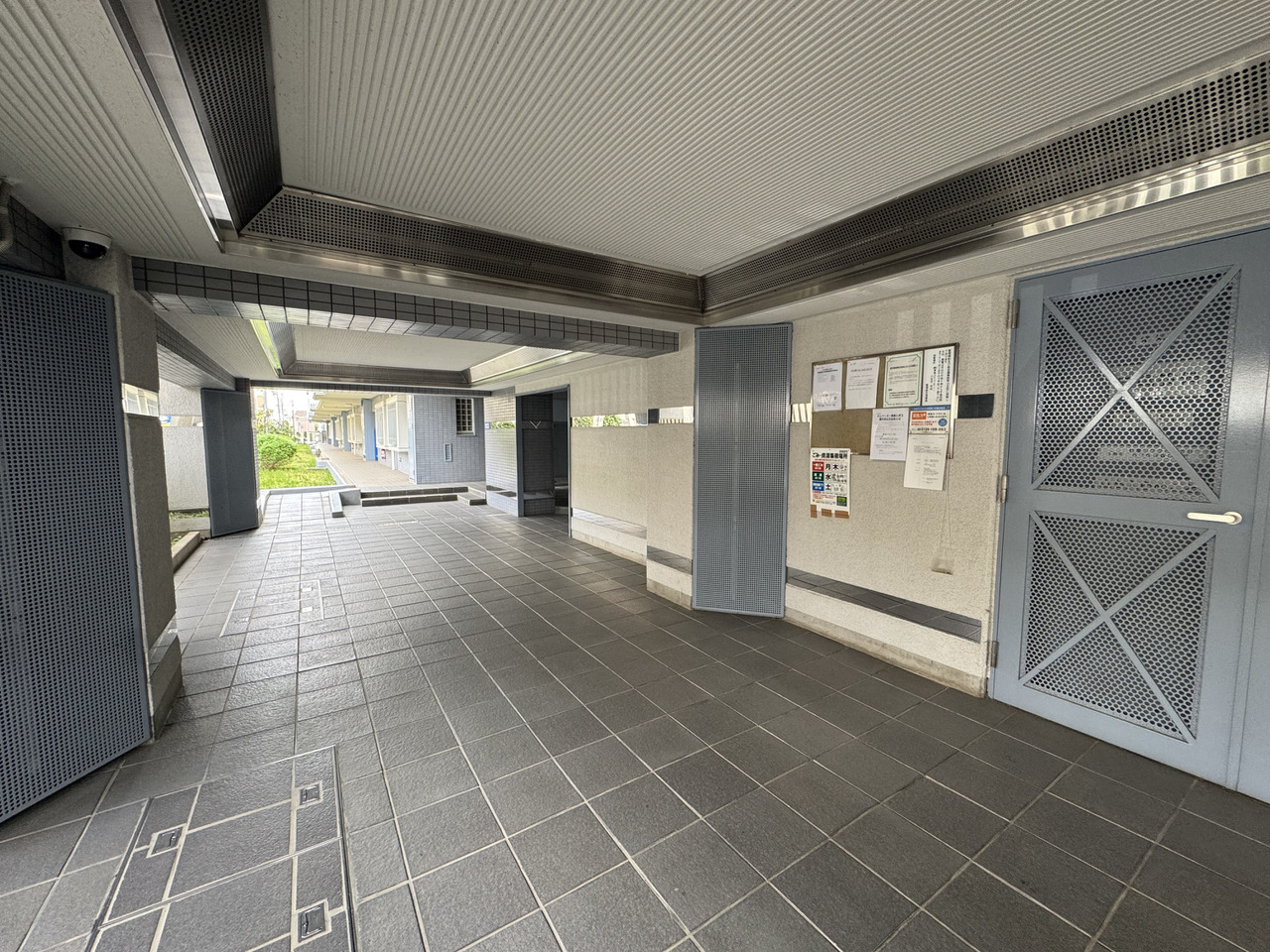 【共用部】1990年8月築、総戸数48戸のマンションです。玄関前にアルコーブが設けられた住戸のため、出入りの際に共用廊下から室内が見えにくいです。