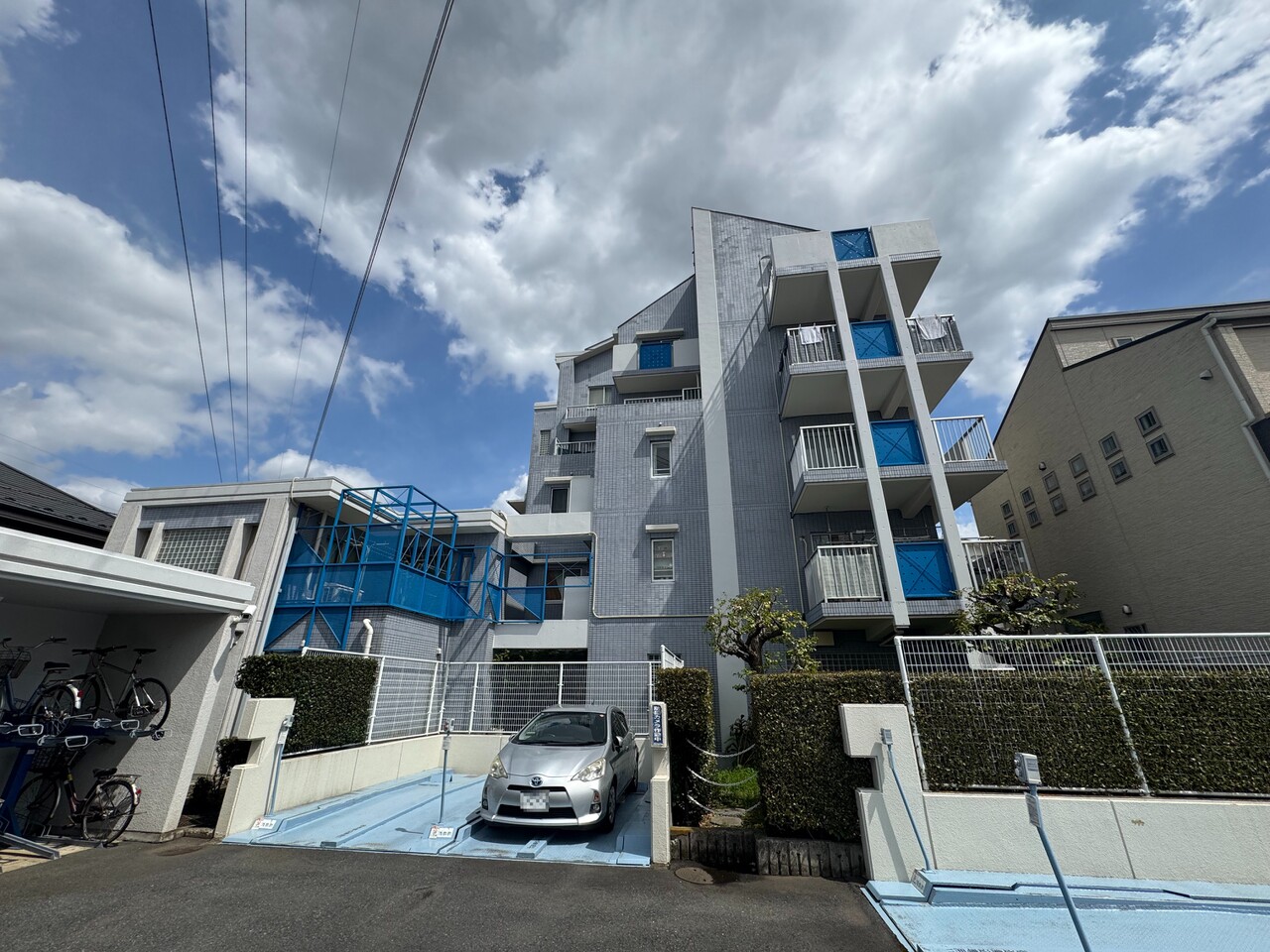 【外観】駐車場・駐輪場に防犯カメラが設置されており、セキュリティに配慮されています。居住者の方々のお車や自転車が守られやすいです。