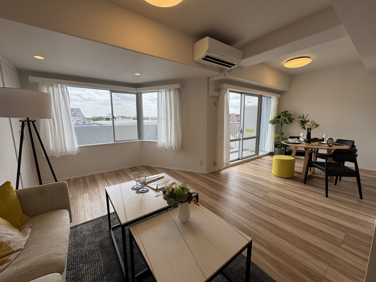 【LDK/約17.0帖】南東側に窓が設けられた、明るい空間。ソファやダイニングセットなど、大きめの家具を配置してもゆとりのある広さです。