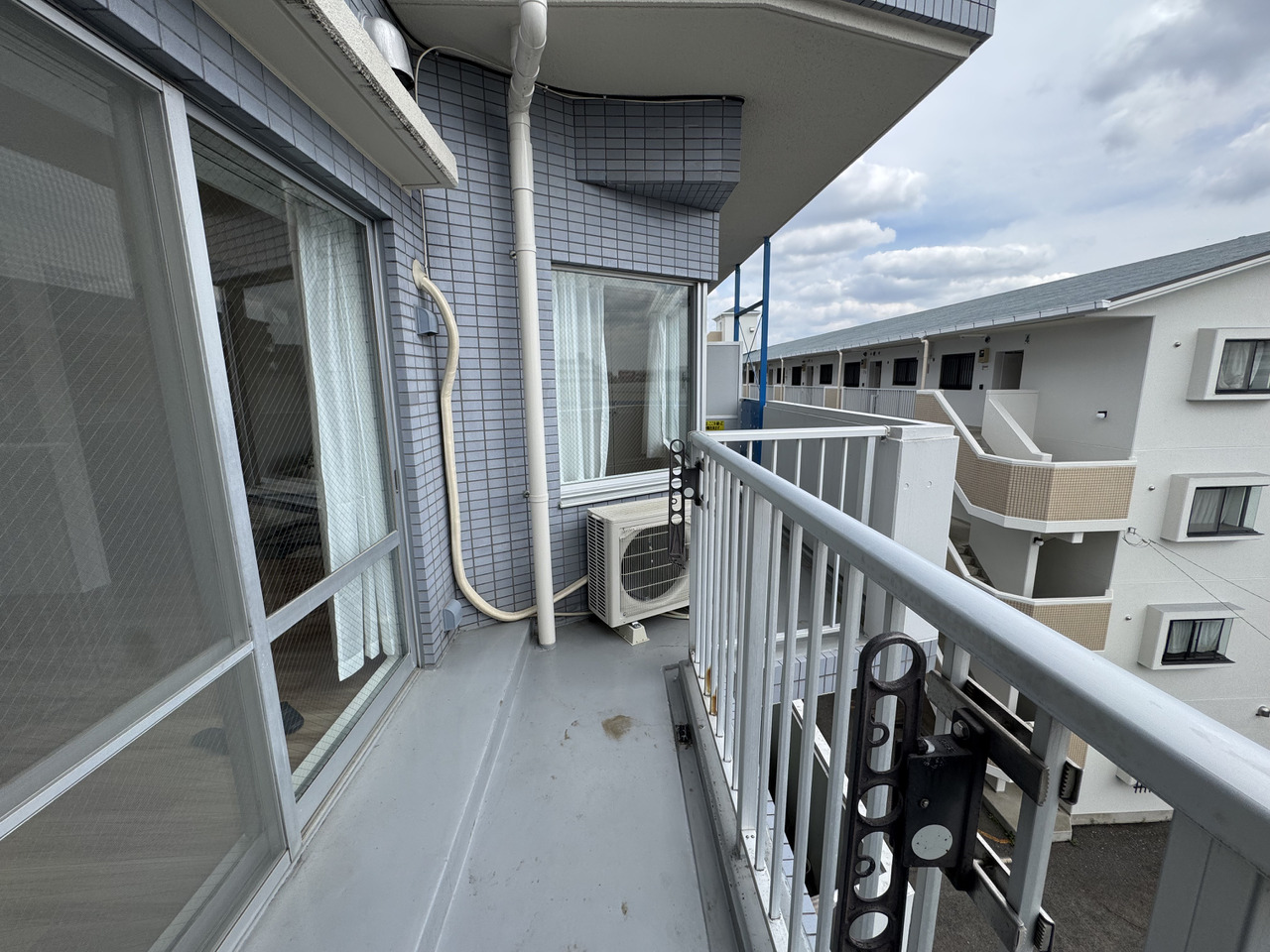 【バルコニー】南東向きのため、暖かな陽光が降り注ぎます。スリットタイプの手すりが採用されており、採光や通風が叶いやすいです。