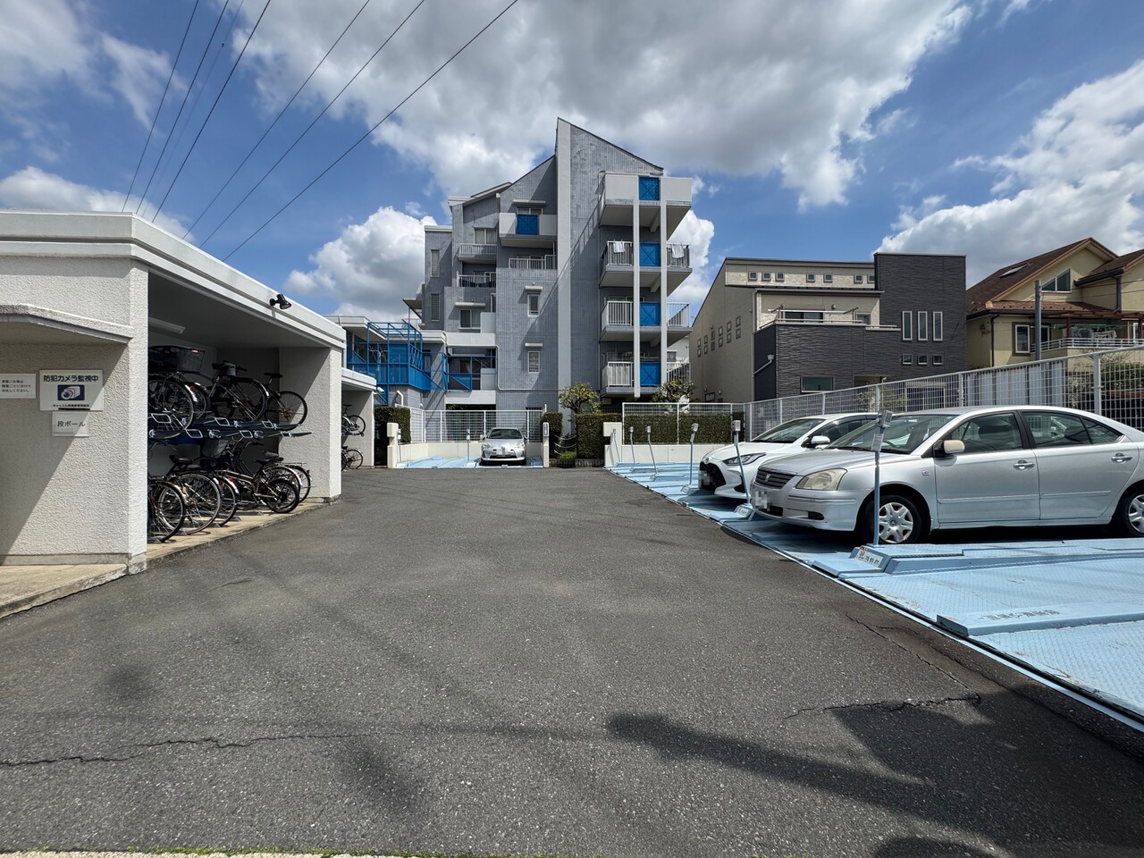 【駐車場・駐輪場】敷地内に平面駐車場・駐輪場が設けられています。駐輪場は、屋根付き・2段式サイクルラック仕様です。空き状況や料金など、詳細はお問い合わせください。