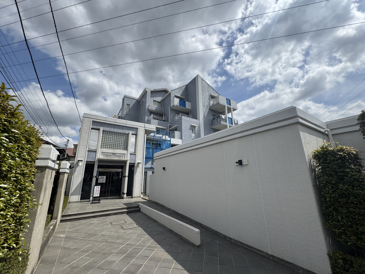 【現地外観写真】JR横浜線「古淵」駅まで徒歩11分。総戸数48戸、地上5階建てのマンションです。2025年9月に水回りと内装のリフォームが実施されています。