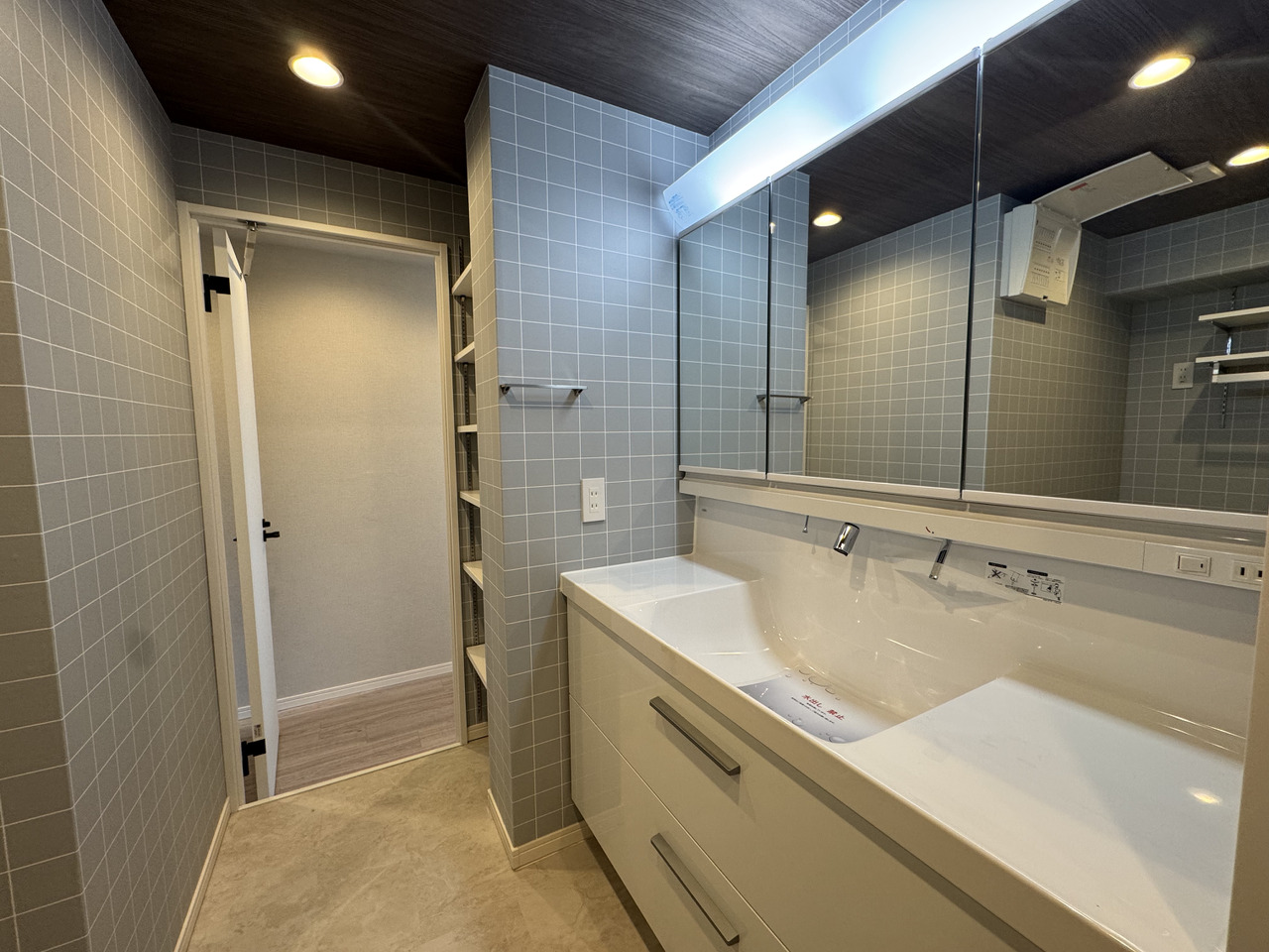 【洗面室】ご家族が並んで身支度ができる、ワイド幅の洗面化粧台。三面鏡裏やボウル下に収納が備えられており、洗面用品や化粧品、ストック類などを整理できます。