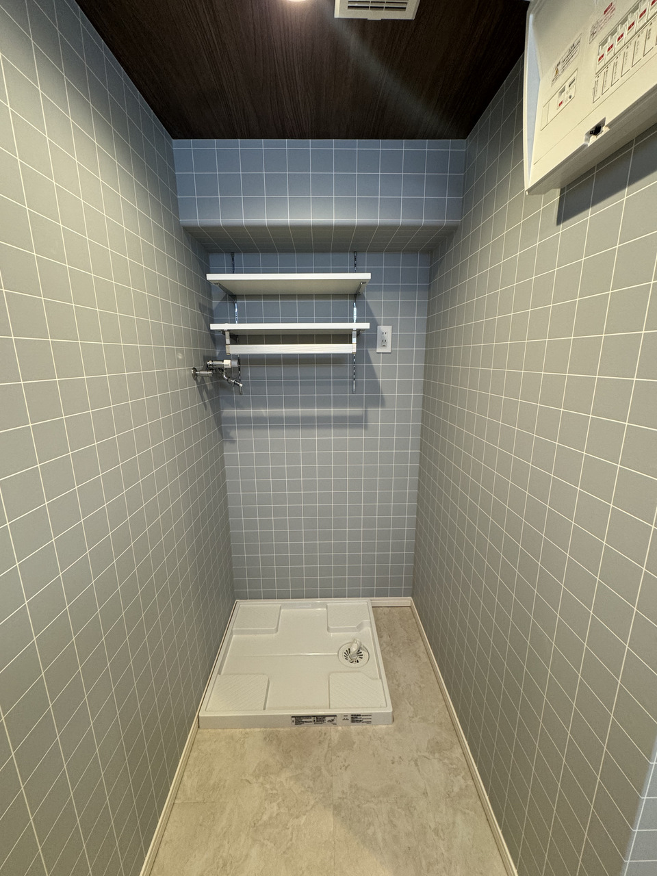 【洗濯機置き場】洗面室内に洗濯機置き場があり、防水パンが設置されています。上部には棚が設置されているので、タオルや洗剤等を置くのに便利です。