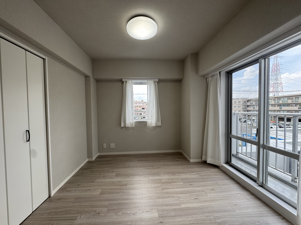 【洋室1/約4.8帖】リビングと引き戸で繋がっており、戸を開けてLDKの延長としても利用可能。家族構成やライフスタイルに合わせてフレキシブルに活用できる、自由度の高い間取りです。