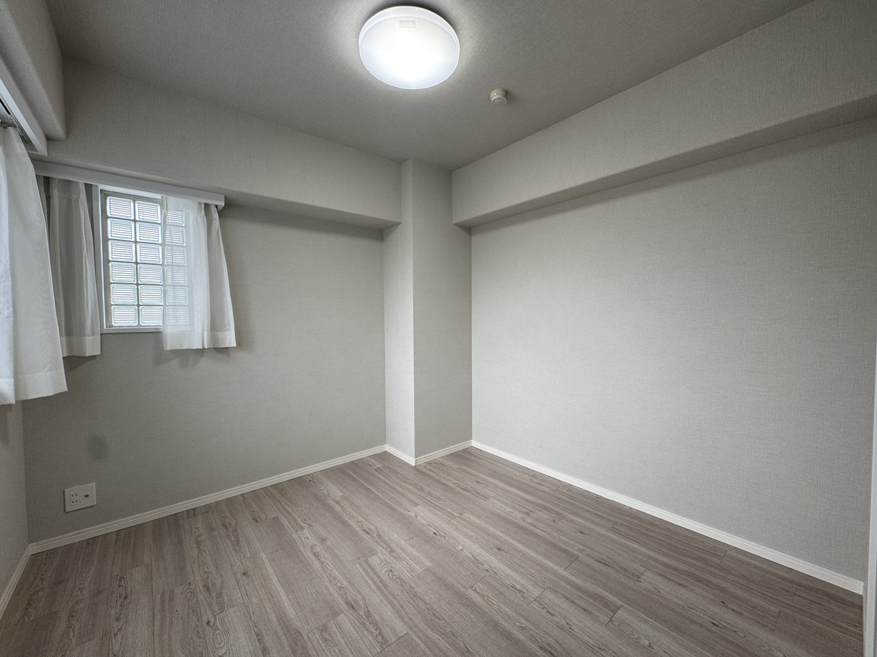 【洋室2/約4.5帖】枕棚とハンガーパイプが設置されたクローゼット付きです。窓は腰高窓のため壁面が多く、ベッドや机などの家具が配置しやすい居室です。