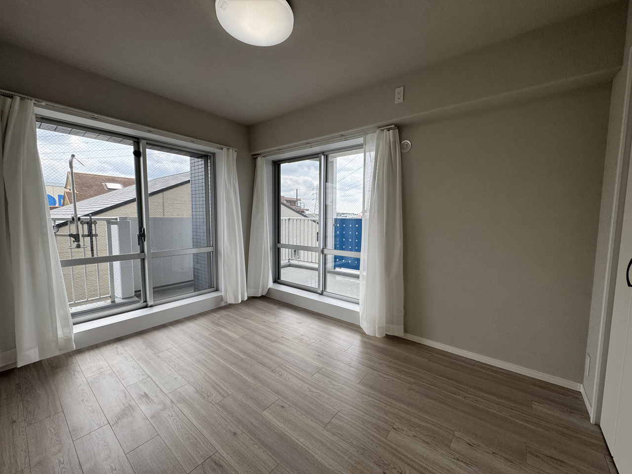 【洋室3/約6帖】南西・南東側の窓からバルコニーに出入りできる、開放的な洋室。バルコニーから取り込んだ洗濯物をそのまま収納できるので、家事動線も良好です。