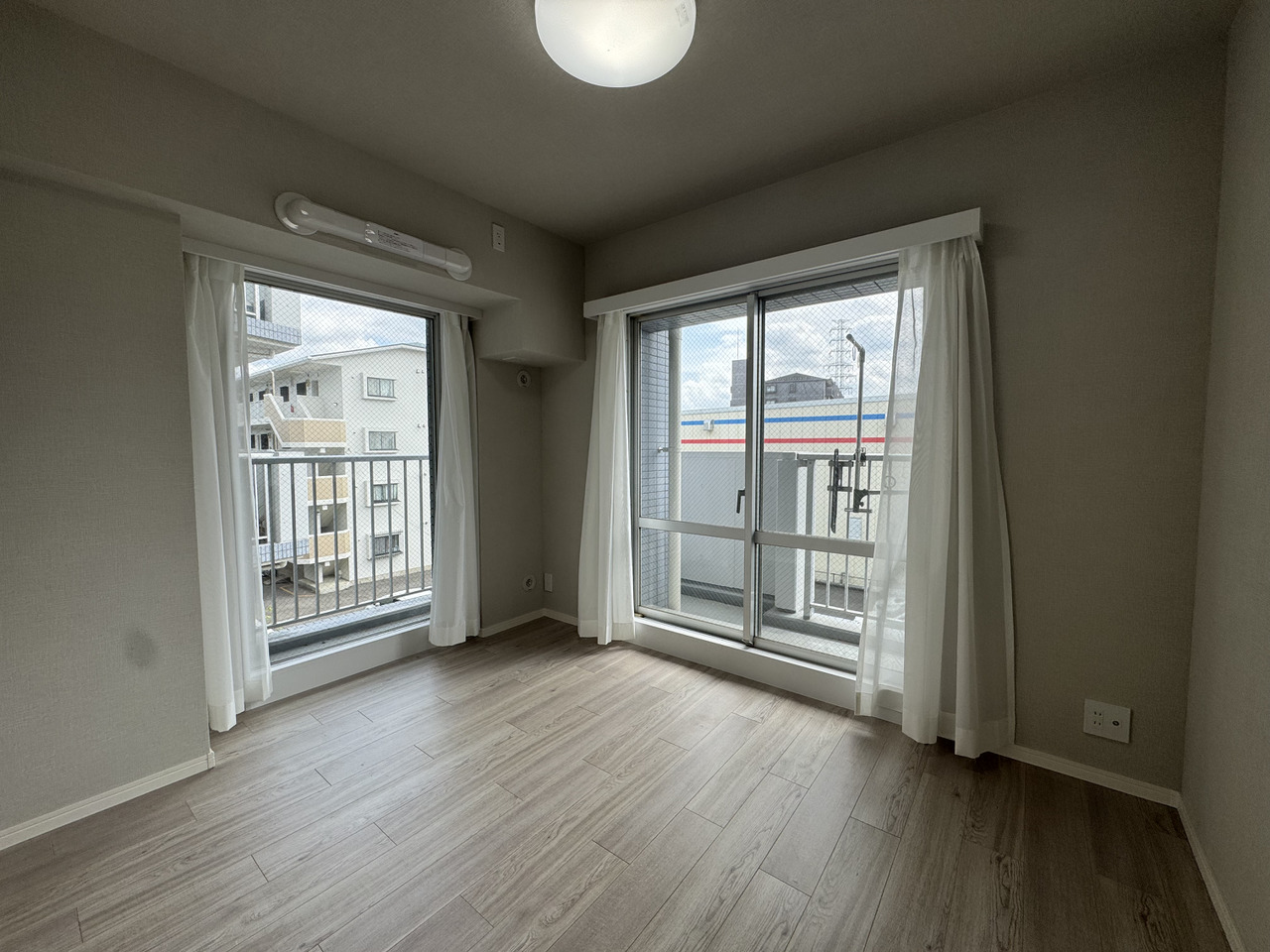 【洋室4/約4.5帖】家具のテイストを問わない、ナチュラルな内装。ベッドを置いて寝室にしたり、リモートワークスペースにしたり、使い方は自由自在です。