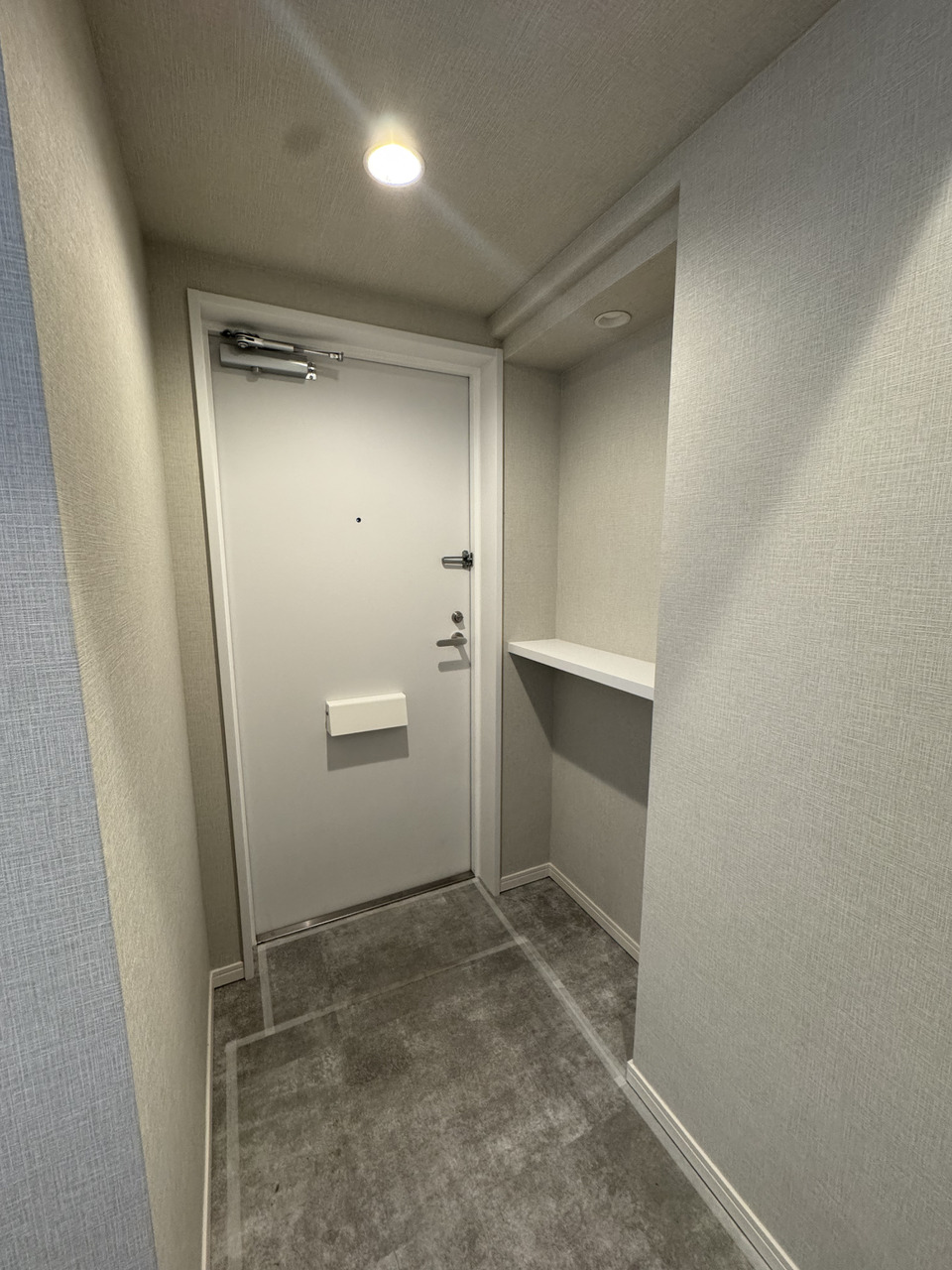 【玄関】洗練された印象の玄関。扉横にはカウンターが備え付けられており、お気に入りの雑貨やご家族の思い出写真などを飾って、玄関周りを彩ることができます。