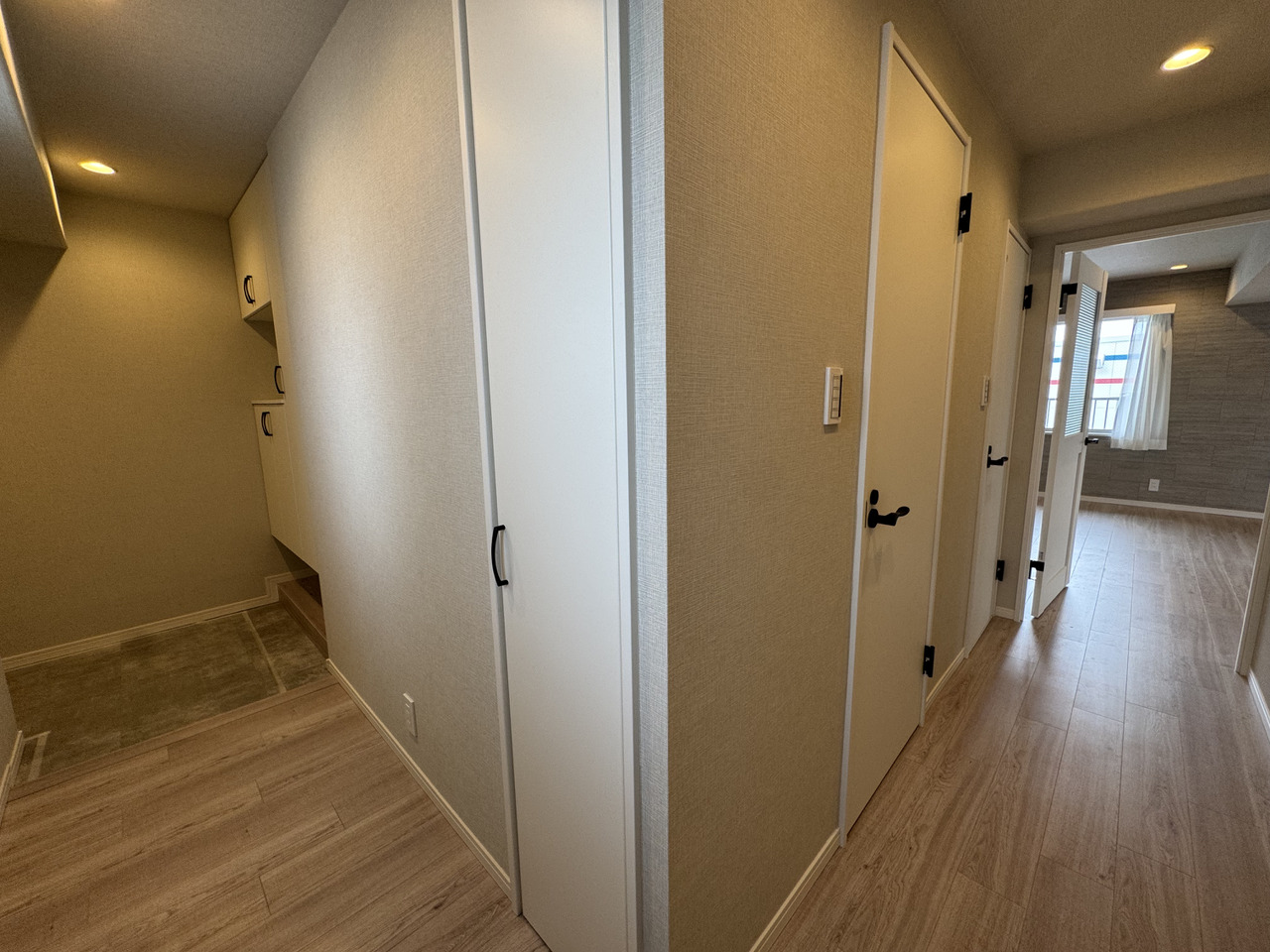 【廊下】玄関には、下部の収納スペースを活用できるフロートタイプのシューズボックスが設置されています。玄関周りをすっきりと保つことができ、ご家族やゲストを気持ち良く迎えられます。