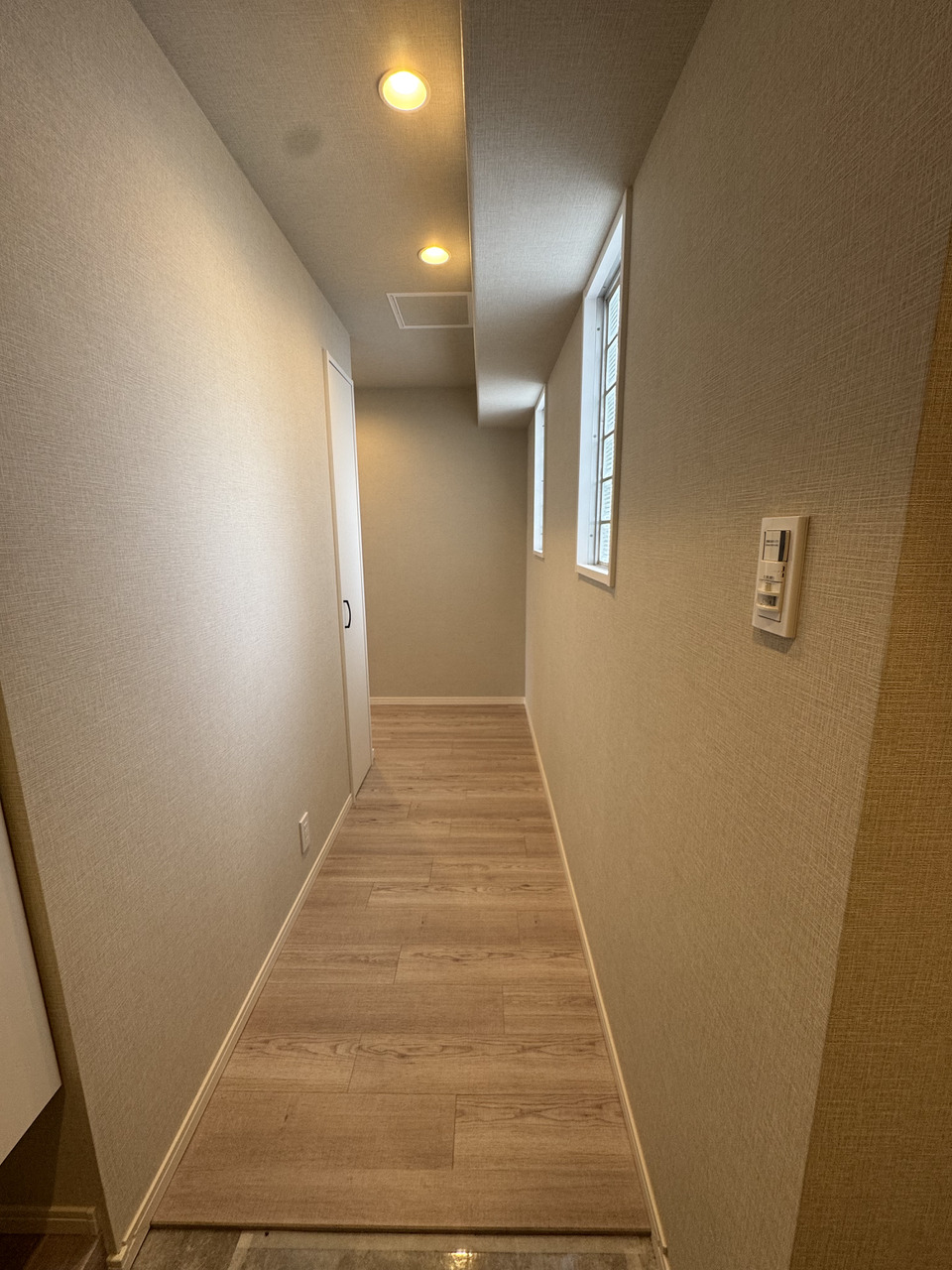 【廊下】玄関先から室内の様子が見えにくい、クランクイン玄関が採用されています。廊下にも窓が設置されているため、陽光が差し込みます。