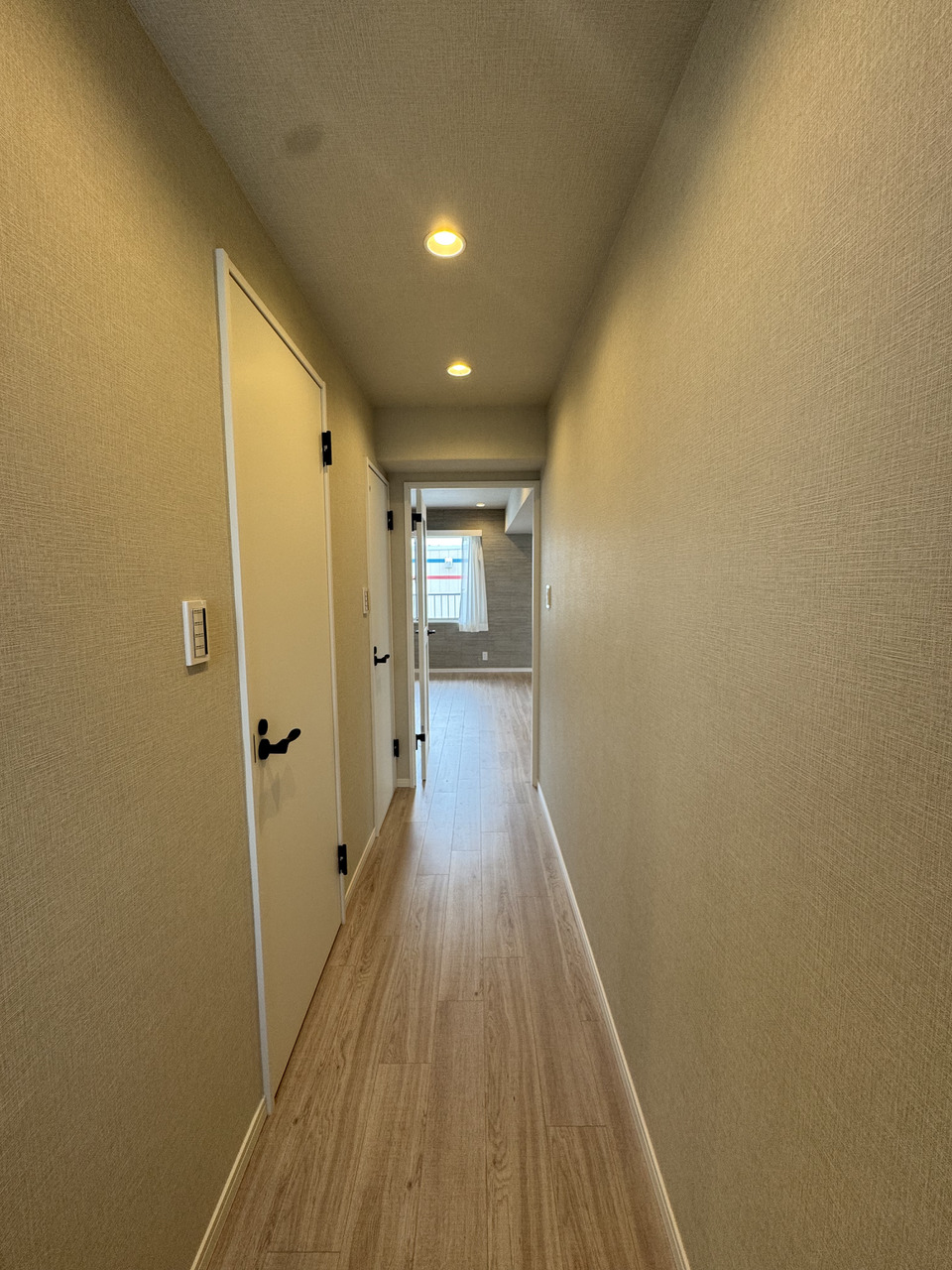 【廊下】LDKへと通じる廊下の途中に洗面室とトイレが配置されています。帰宅後の手洗いがスムーズに行えるので、外出時の汚れを部屋内に持ち込まず衛生的です。