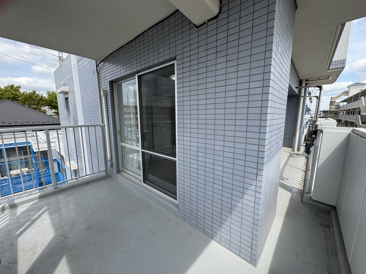 【バルコニー】約6帖の洋室からキッチンまで繋がった、引廻しバルコニー。室内に陽光をたっぷりと取り入れられます。洗濯物も気持ちよく干すことができそうです。