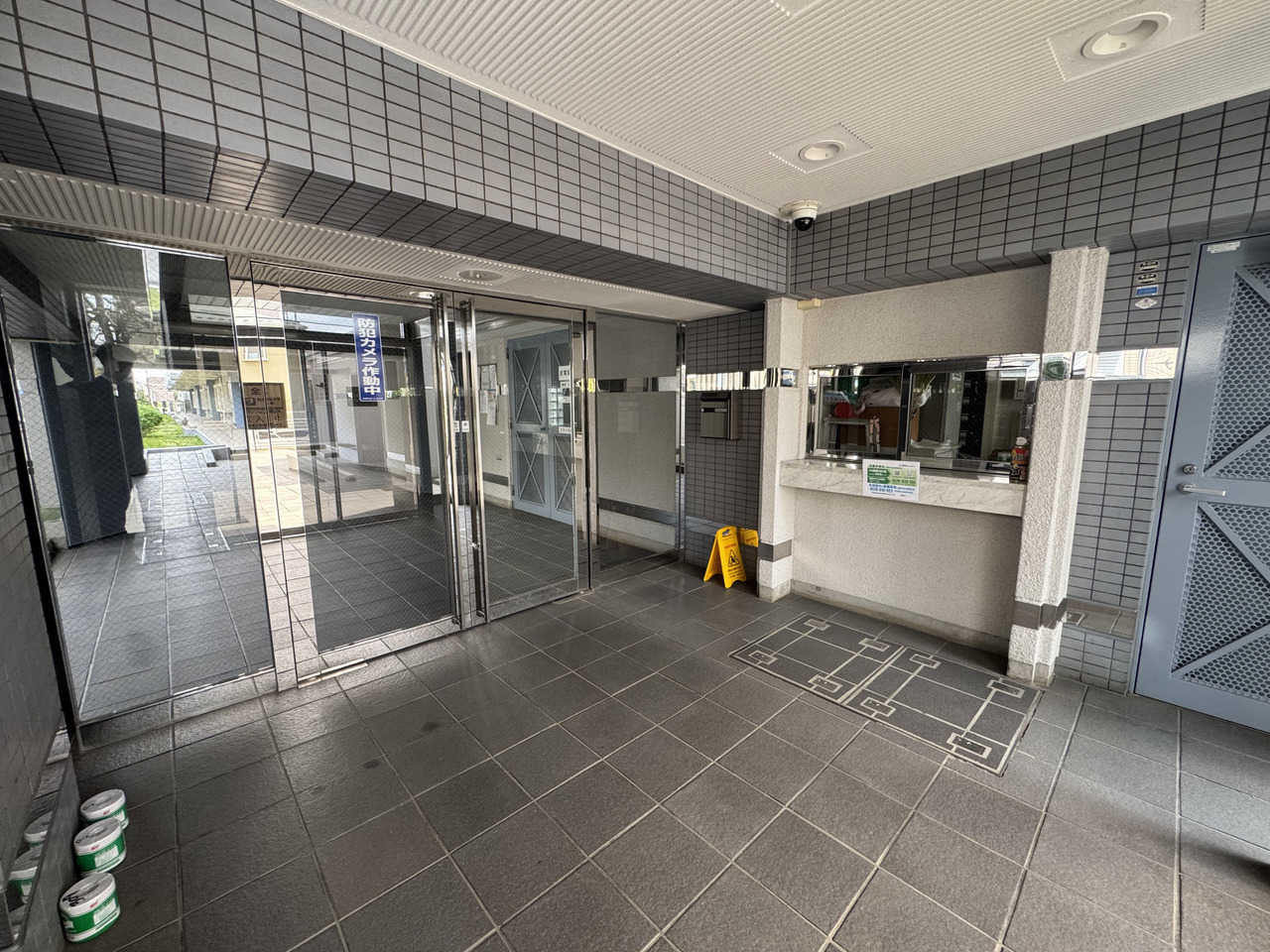 【エントランス】不審者やトラブルなどを事前に防ぐ、防犯カメラ付きのエントランス。エレベーターが備わっているので、買い物帰りなどの重い荷物を持っているときもスムーズに帰宅できます。