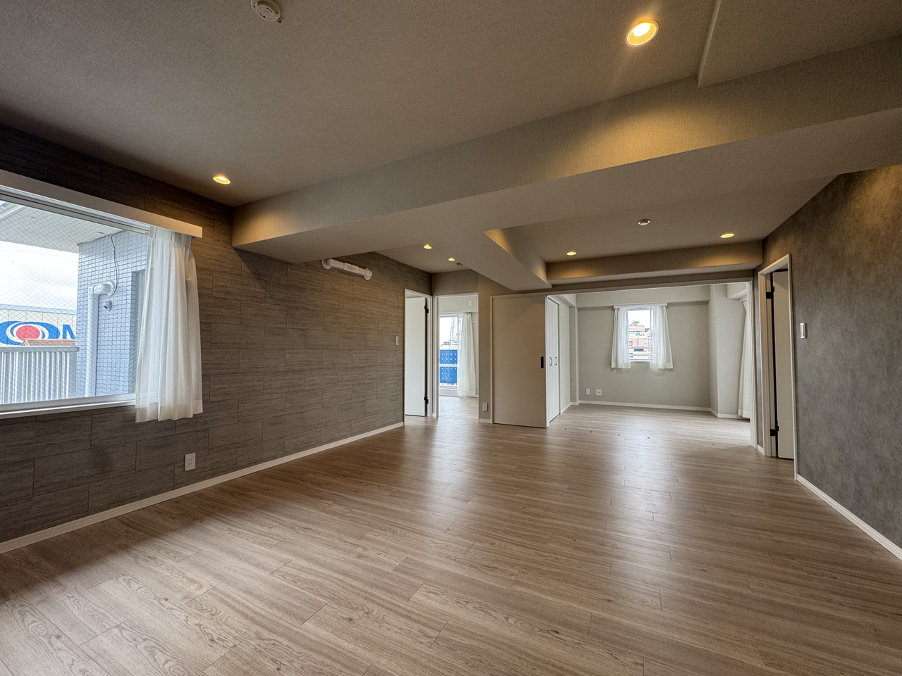 【LDK/約17.5帖】陽光が差し込む、明るいリビングダイニング。各洋室へ行くのにリビングを経由する動線のため、ご家族が顔を合わせやすい間取り配置です。