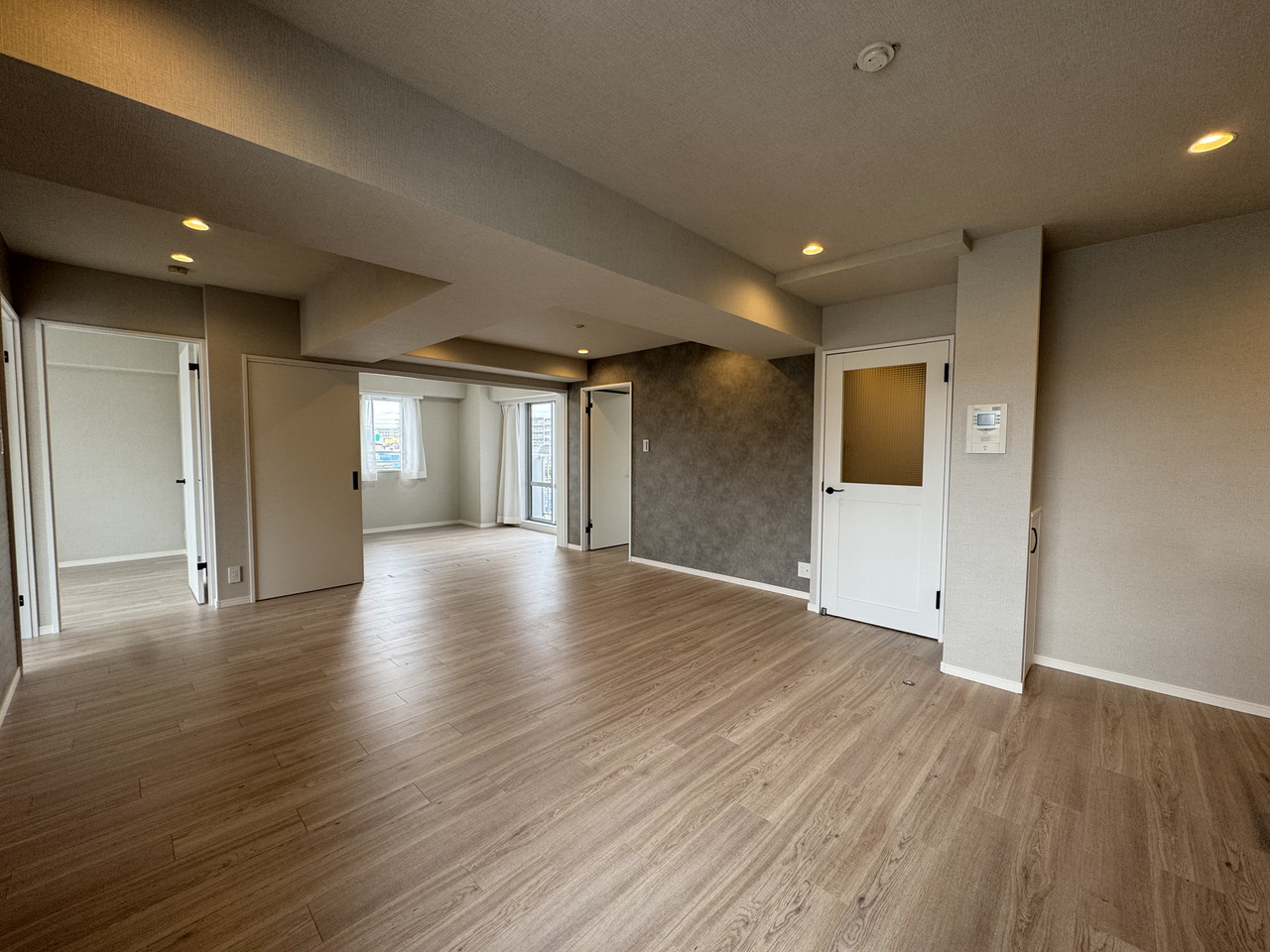 【LDK/約17.5帖】柔らかい色味でまとめられた、温かみのある内装です。お好きなインテリアや家具を飾って、お部屋作りをお楽しみいただけます。