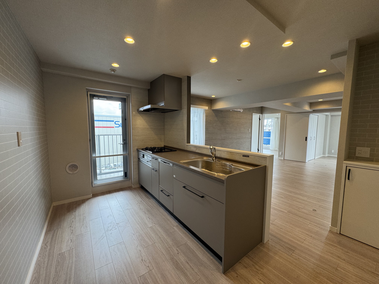 【キッチン】料理中も家族とコミュニケーションがとれる対面式キッチン。作った料理や、使い終わった食器などを運ぶのも便利です。洗い物時間を短縮できる食洗機が搭載されています。