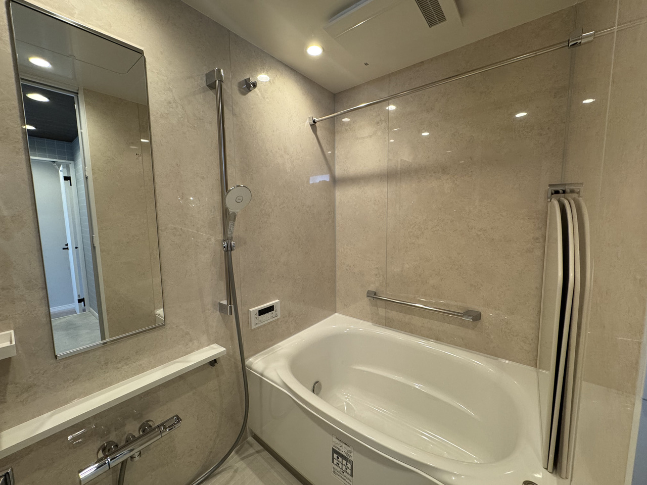 【浴室】清潔感のある浴室で、のんびりと一日の疲れを癒すことができそうです。ハンガーパイプ付きなので、時間帯や天気に関係なく洗濯物を干すことができます。