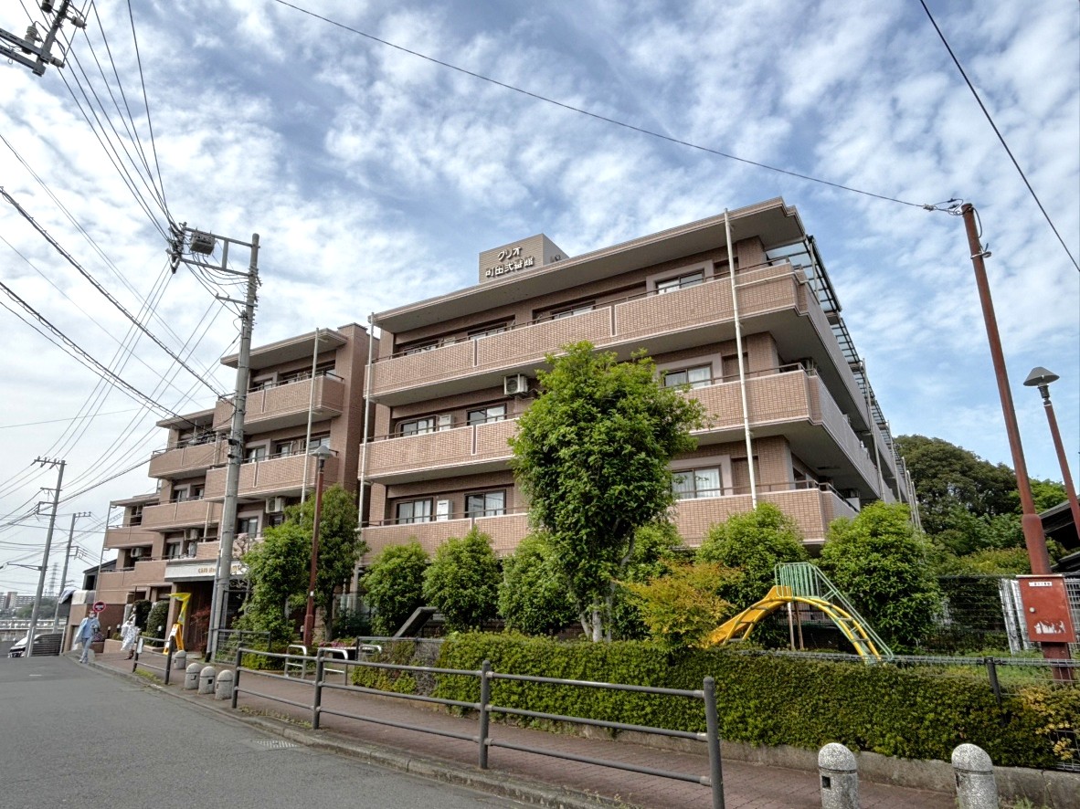 【現地外観写真】JR横浜線・小田急小田原線「町田」駅まで徒歩13分！2WAYアクセス可能で、通勤やお出かけに便利です。4階建て最上階部分につき陽当たり・眺望良好です。
